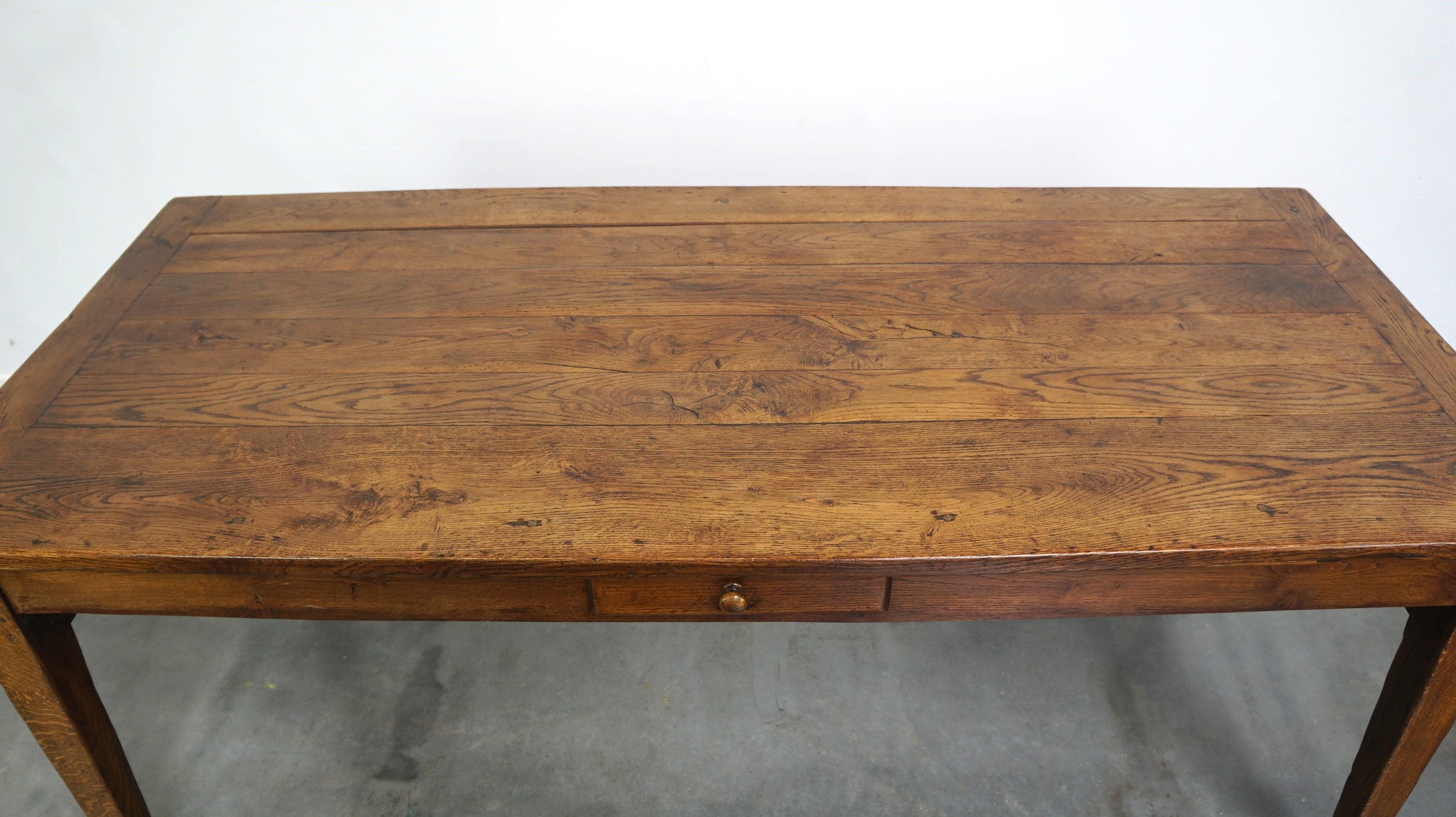 Belle table de salle à manger ancienne en chêne français avec 3 tiroirs et une patine exquise. en vente 2