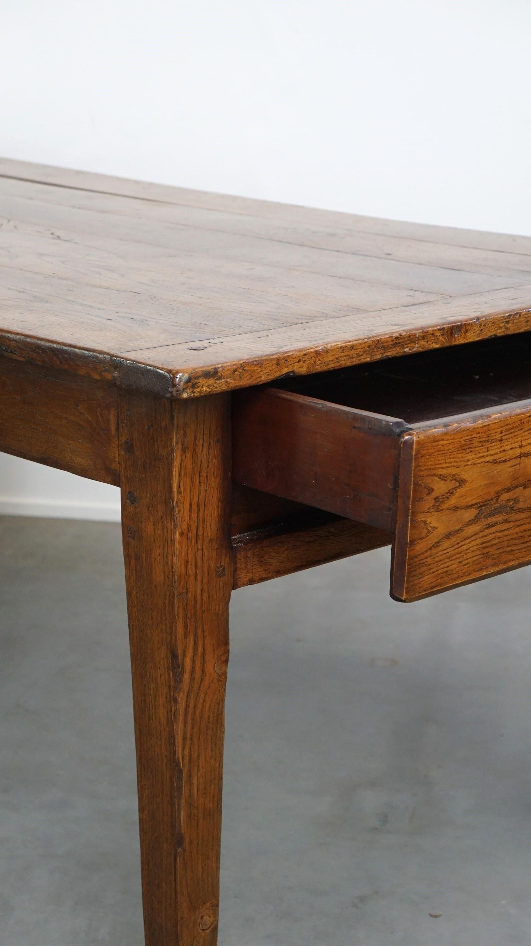 Belle table de salle à manger ancienne en chêne français avec 3 tiroirs et une patine exquise. en vente 3