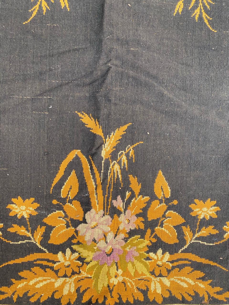 Sehr schöne Wandteppich aus dem späten 19. Jahrhundert mit einem Napoleon der Dritte Stil Design und schöne Farben mit schwarzem Feld, mechanische Jaquar mit Wolle auf Wolle Grundlage gemacht.