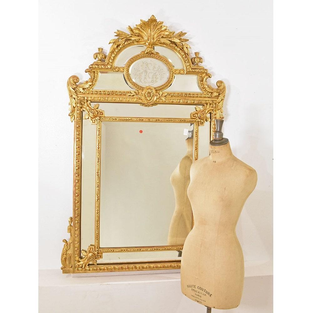 The elegant and beautiful Antique Rectangular Gilt Wall Mirror with Cimasa richly decorated with Volutes
and Leaves proposed here dates back to the 19th century. Beautiful original gilding.

The antique mirror has a Golden Frame in pure Gold Leaf