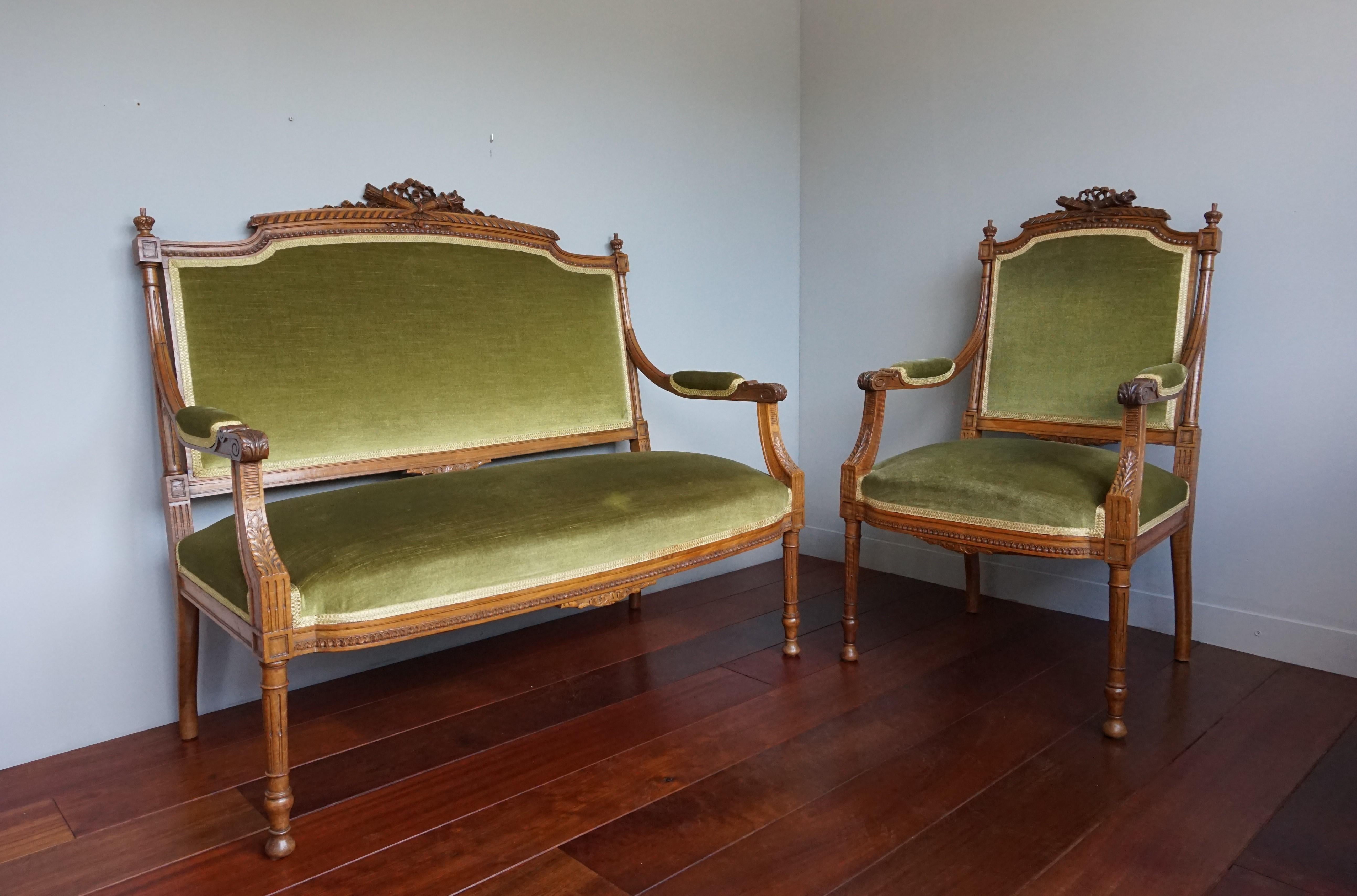 Schöner antiker handgeschnitzter Nussbaumholzstuhl / Sessel mit grüner Polsterung (Louis XVI.) im Angebot