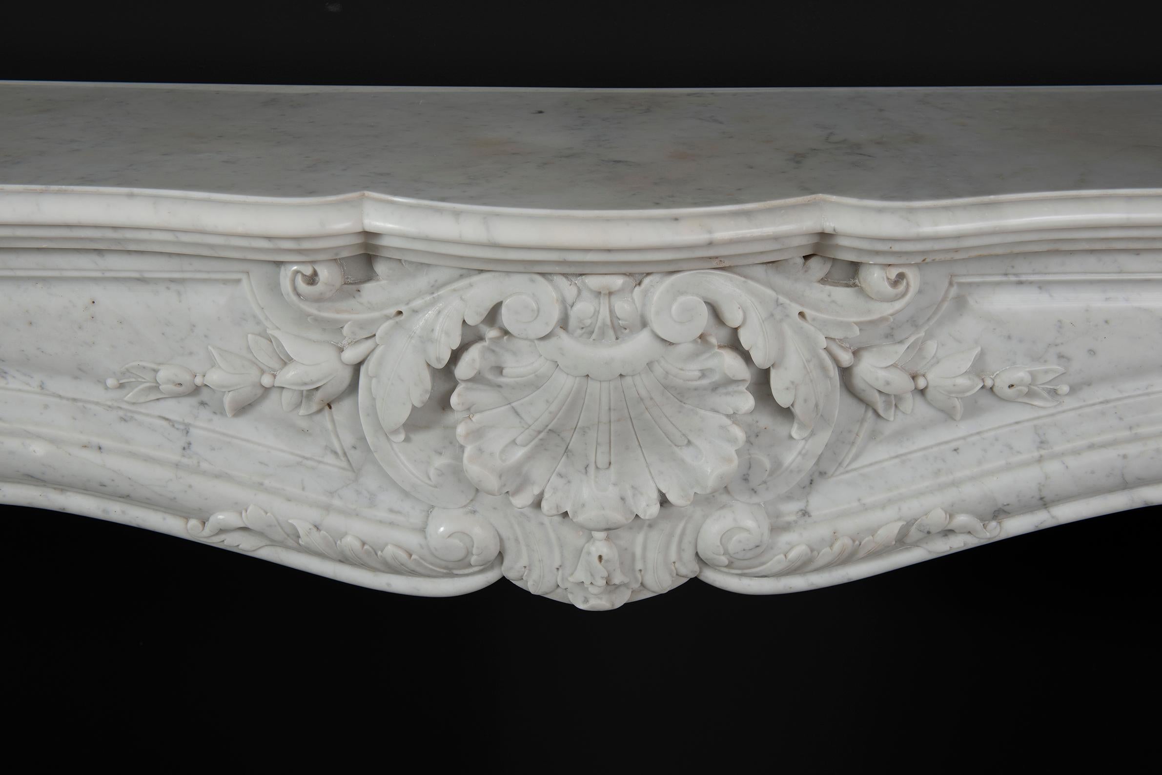 Beautiful Antique Louis XV Fireplace Mantel In Good Condition In Haarlem, Noord-Holland