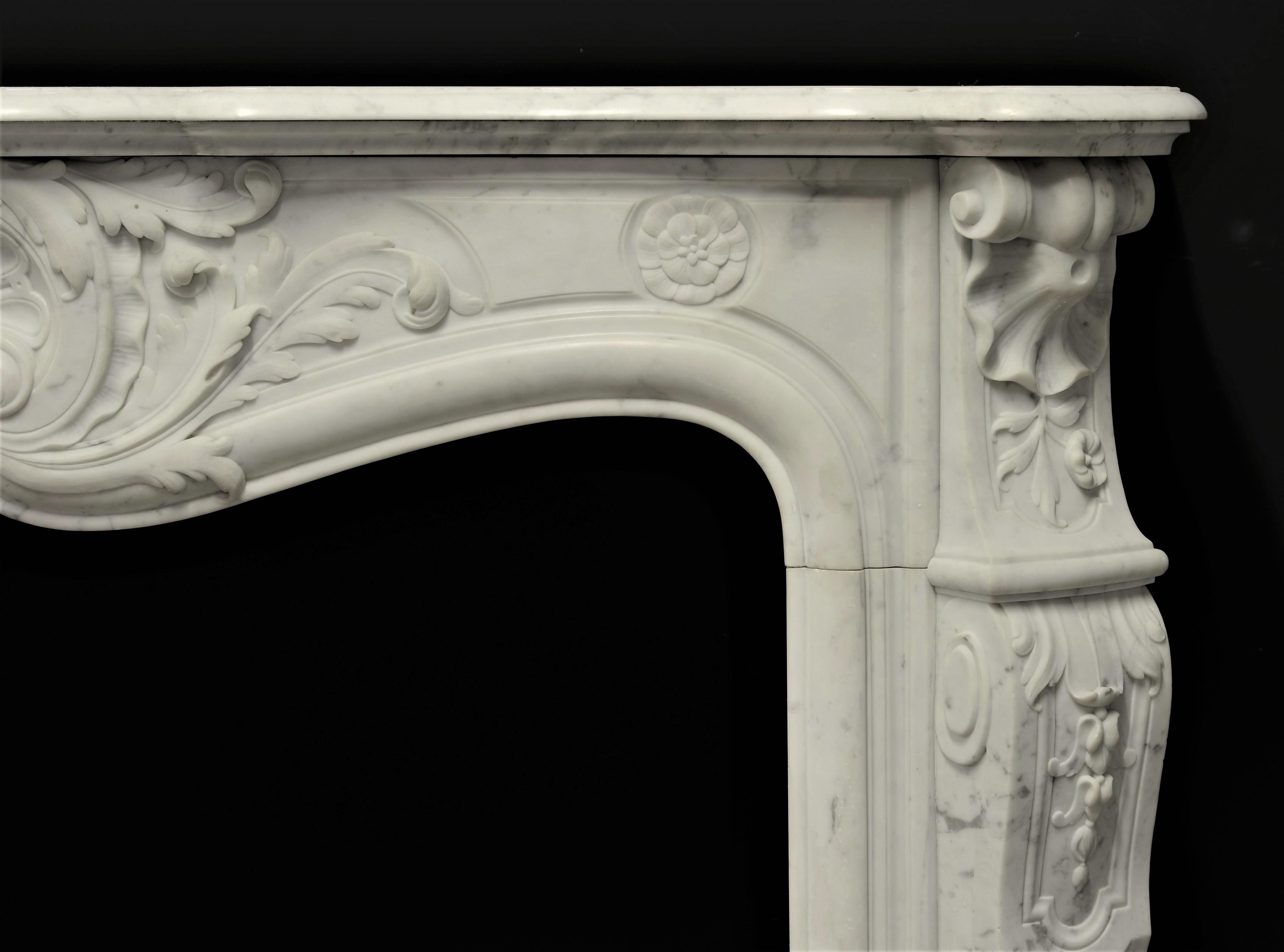 Beautiful Antique Louis XV Fireplace Mantel in Carrara White Marble In Good Condition In Haarlem, Noord-Holland