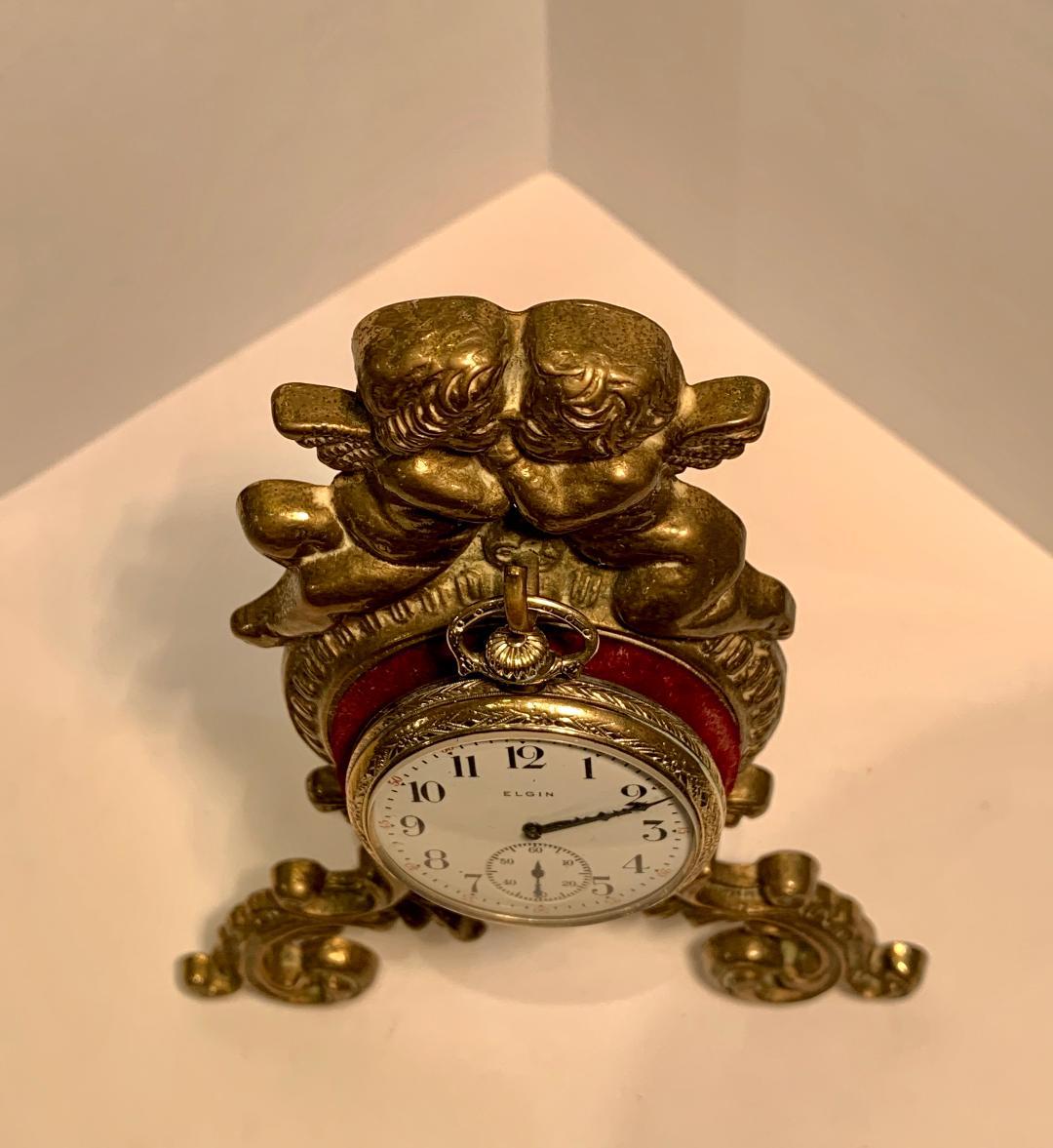 Magnifique porte-montre de poche ou porte-montre ancien en métal doré représentant des chérubins amoureux en vente 4