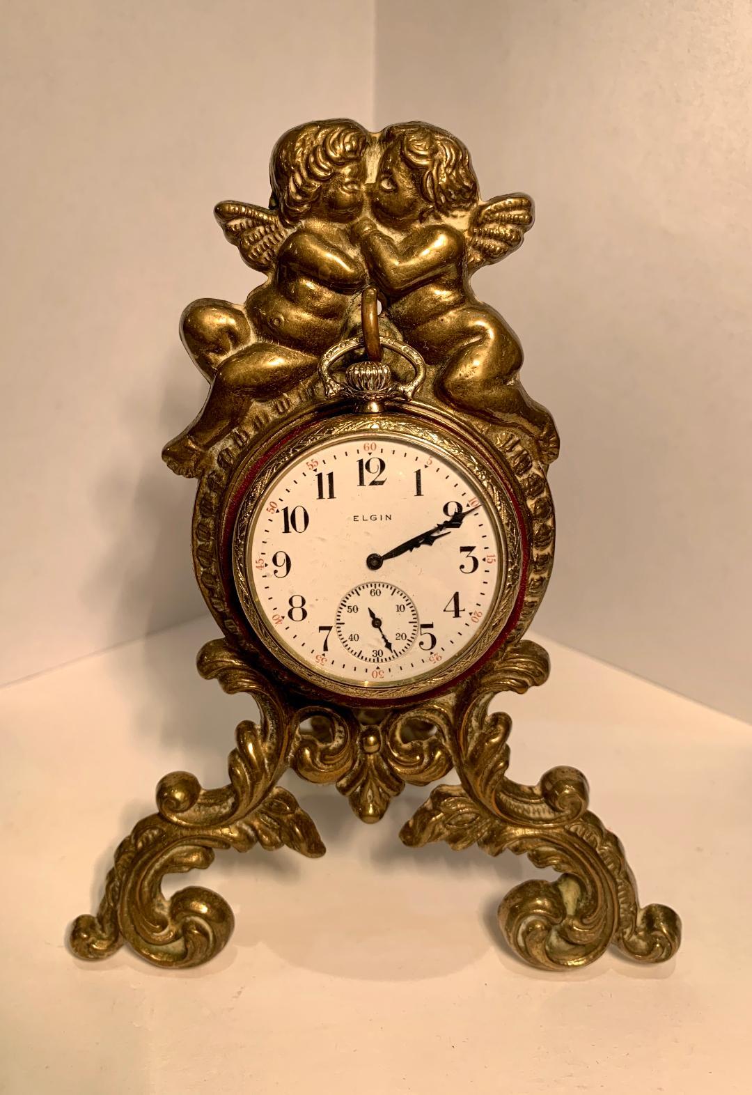 Magnifique porte-montre de poche ou porte-montre ancien en métal doré représentant des chérubins amoureux en vente 5