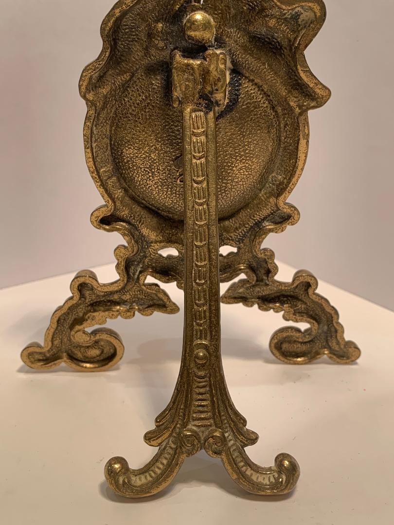 Magnifique porte-montre de poche ou porte-montre ancien en métal doré représentant des chérubins amoureux en vente 3