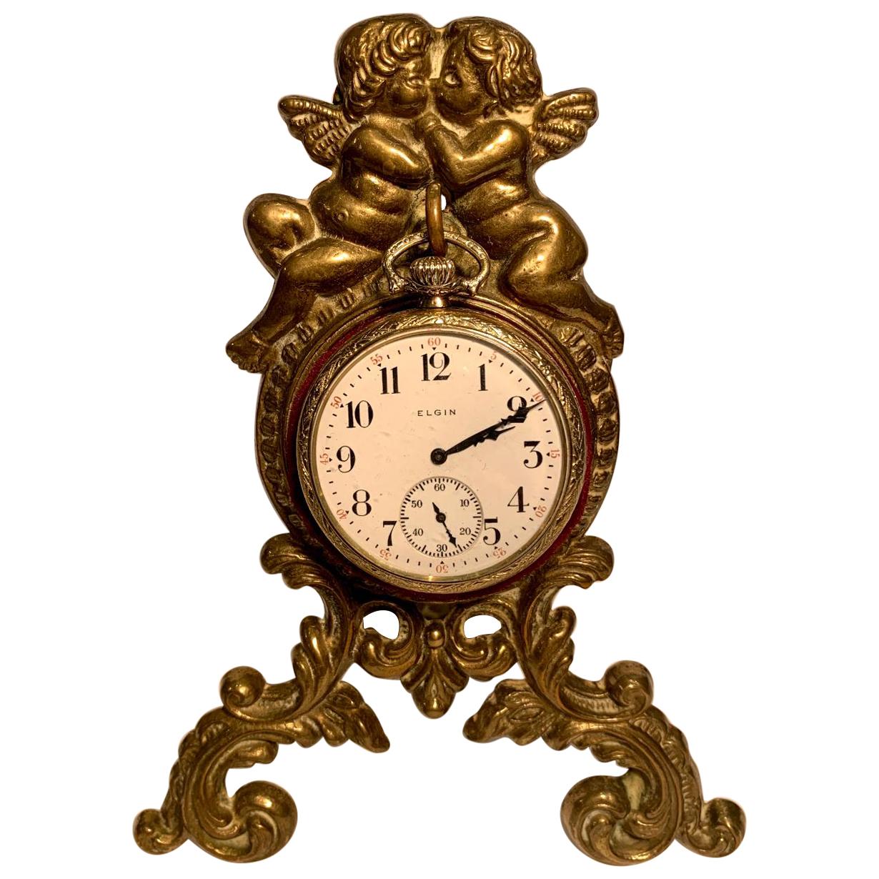 Magnifique porte-montre de poche ou porte-montre ancien en métal doré représentant des chérubins amoureux en vente