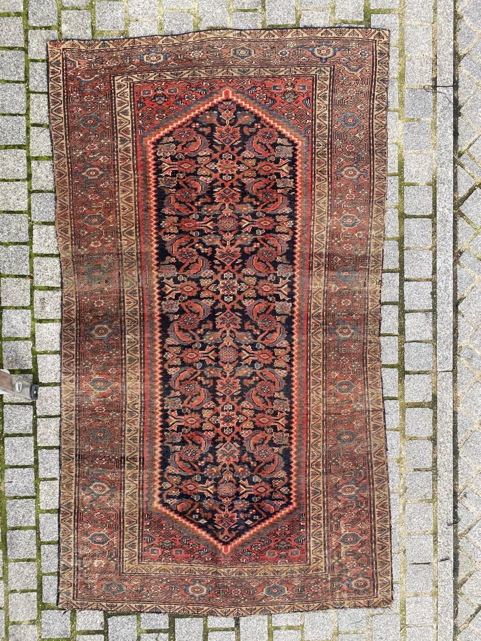 Nice distressed farahan rug with beautiful design and nice natural colors, entirely and finely hand knotted with wool velvet on cotton foundation.

✨✨✨
