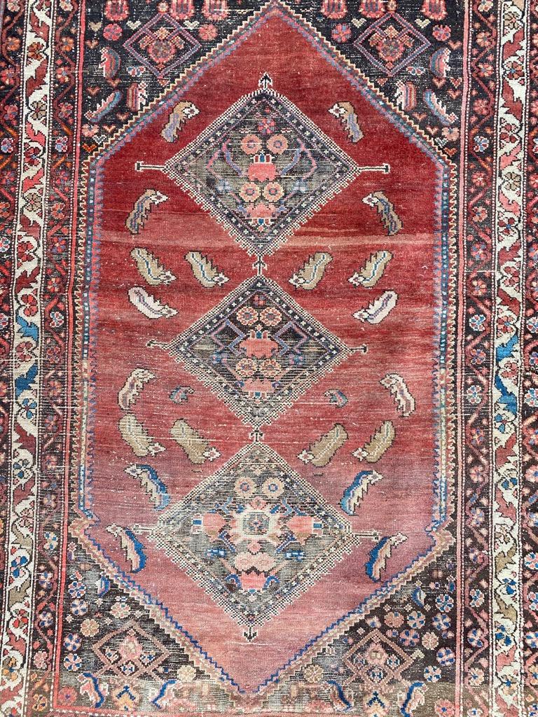 Nice 19th century Malayer rug with decorative geometrical design and beautiful natural colors, entirely hand knotted with wool velvet on cotton foundation.