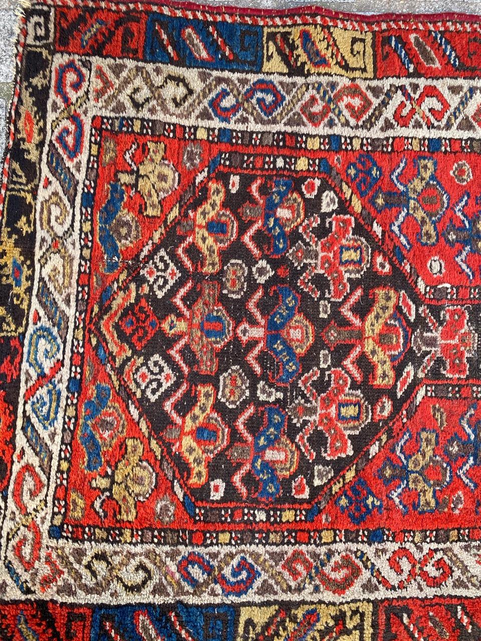 Schöner Malayer-Läufer aus dem 19. Jahrhundert mit schönem geometrischem Stammesmuster und schönen natürlichen Farben, komplett handgeknüpft mit Wollsamt auf Baumwollgrund.