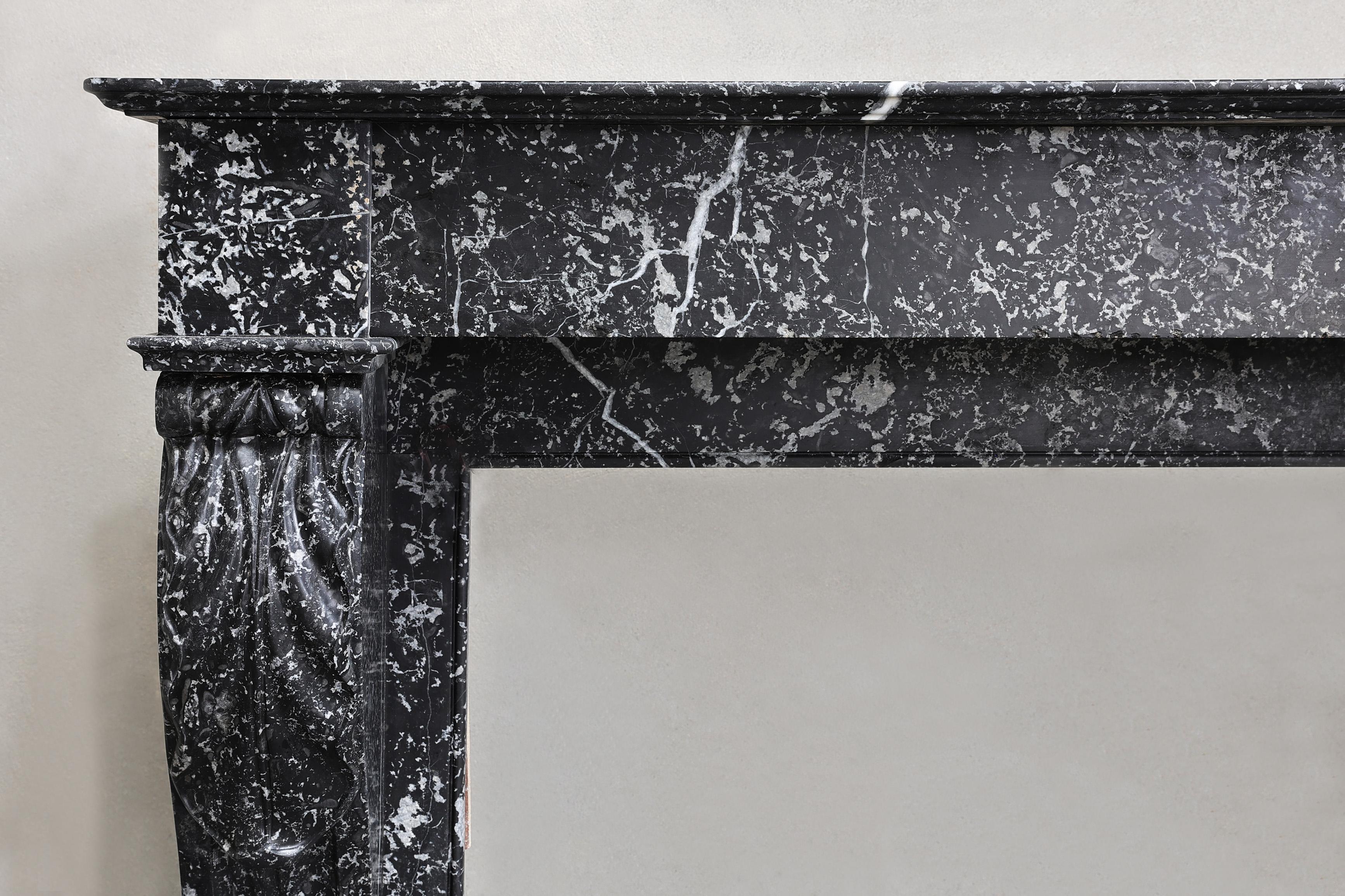 Schöner antiker Kaminsims aus schwarzem Marmor mit weißen Adern im Stil im Zustand „Gut“ im Angebot in Made, NL