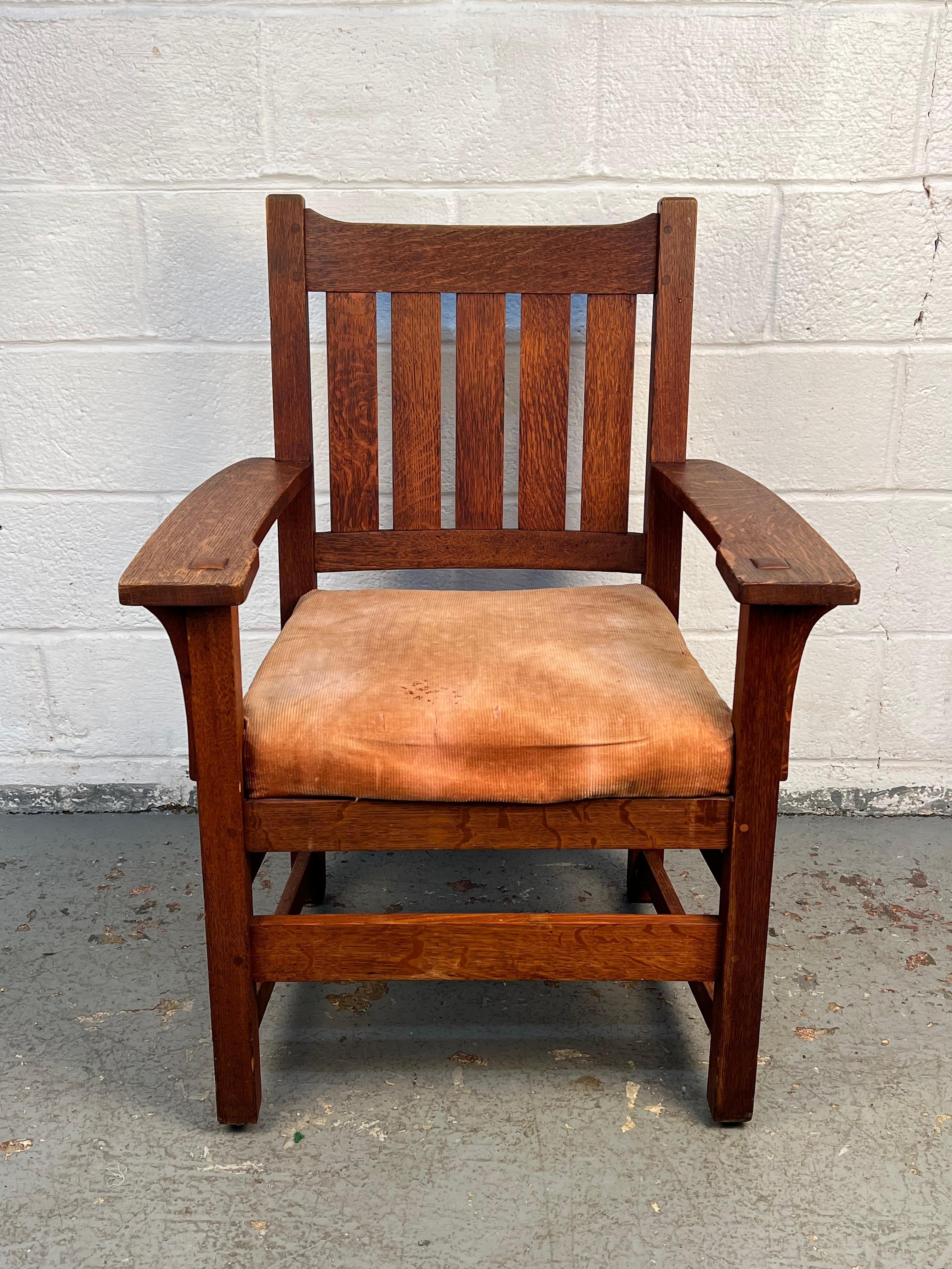 Chaise vintage classique de Stickley, fabriquée en chêne massif avec des lignes épurées et robustes. Le design est complété par un coussin d'assise rembourré, équilibrant durabilité et confort. Un bel exemple du savoir-faire de Stickley, parfait
