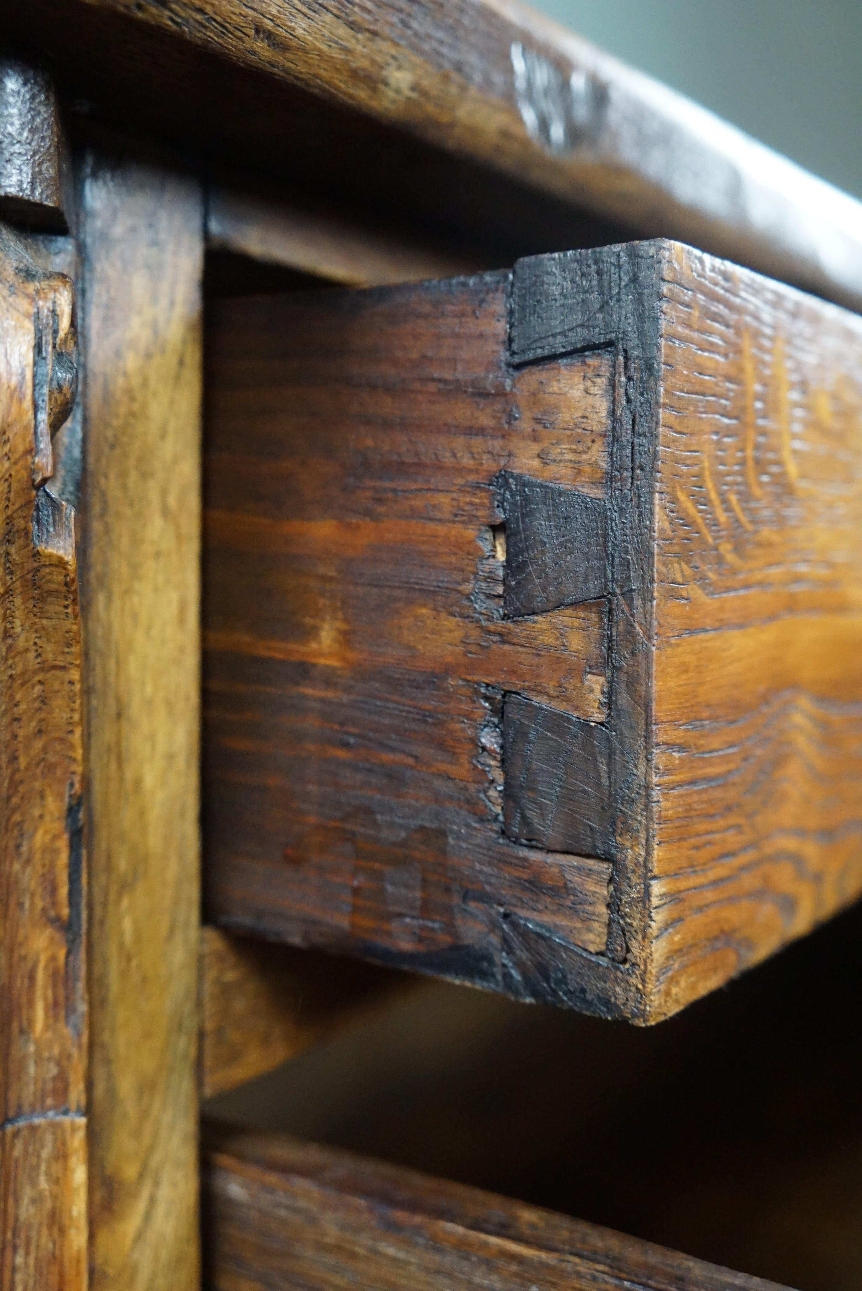 Schöne antike Kommode aus Eichenholz mit 4 Schubladen und einem auffälligen Aussehen im Angebot 4