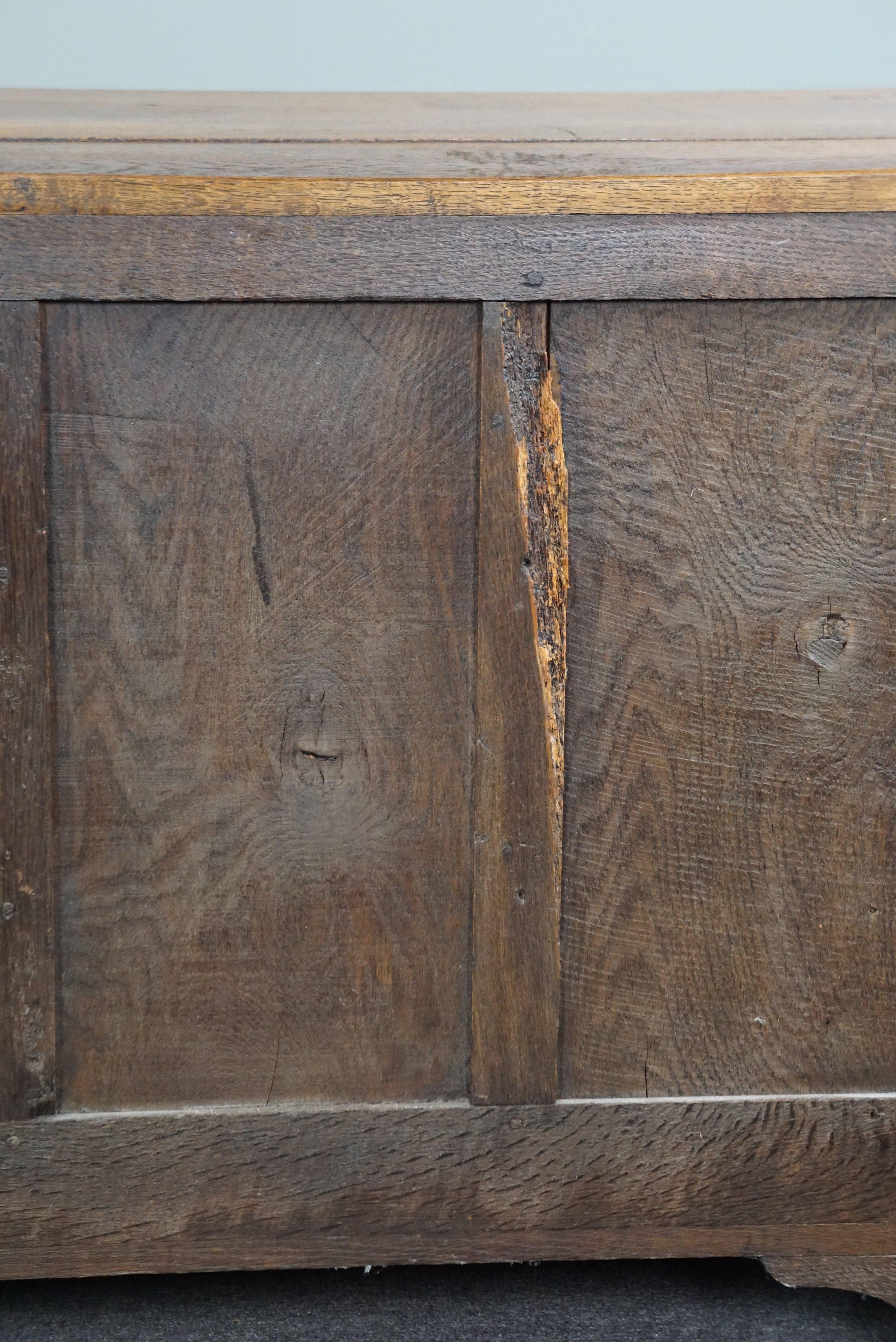 Schöne antike Kommode aus Eichenholz mit 4 Schubladen und einem auffälligen Aussehen im Angebot 5