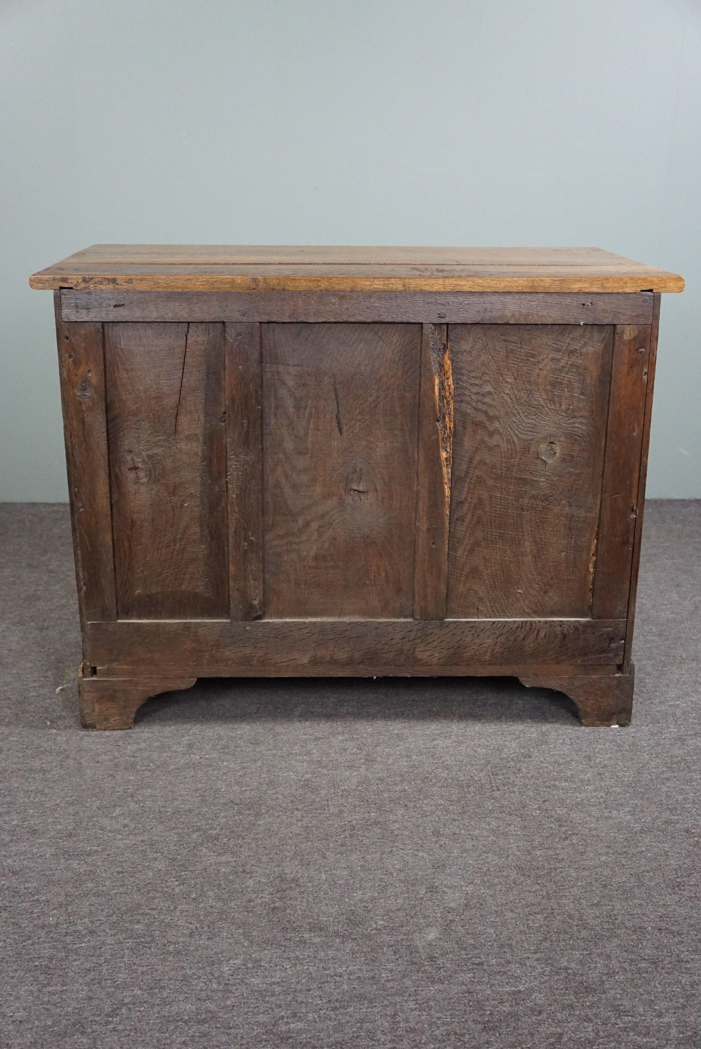 Hand-Crafted Beautiful antique oak chest of drawers with 4 drawers and a striking appearance For Sale