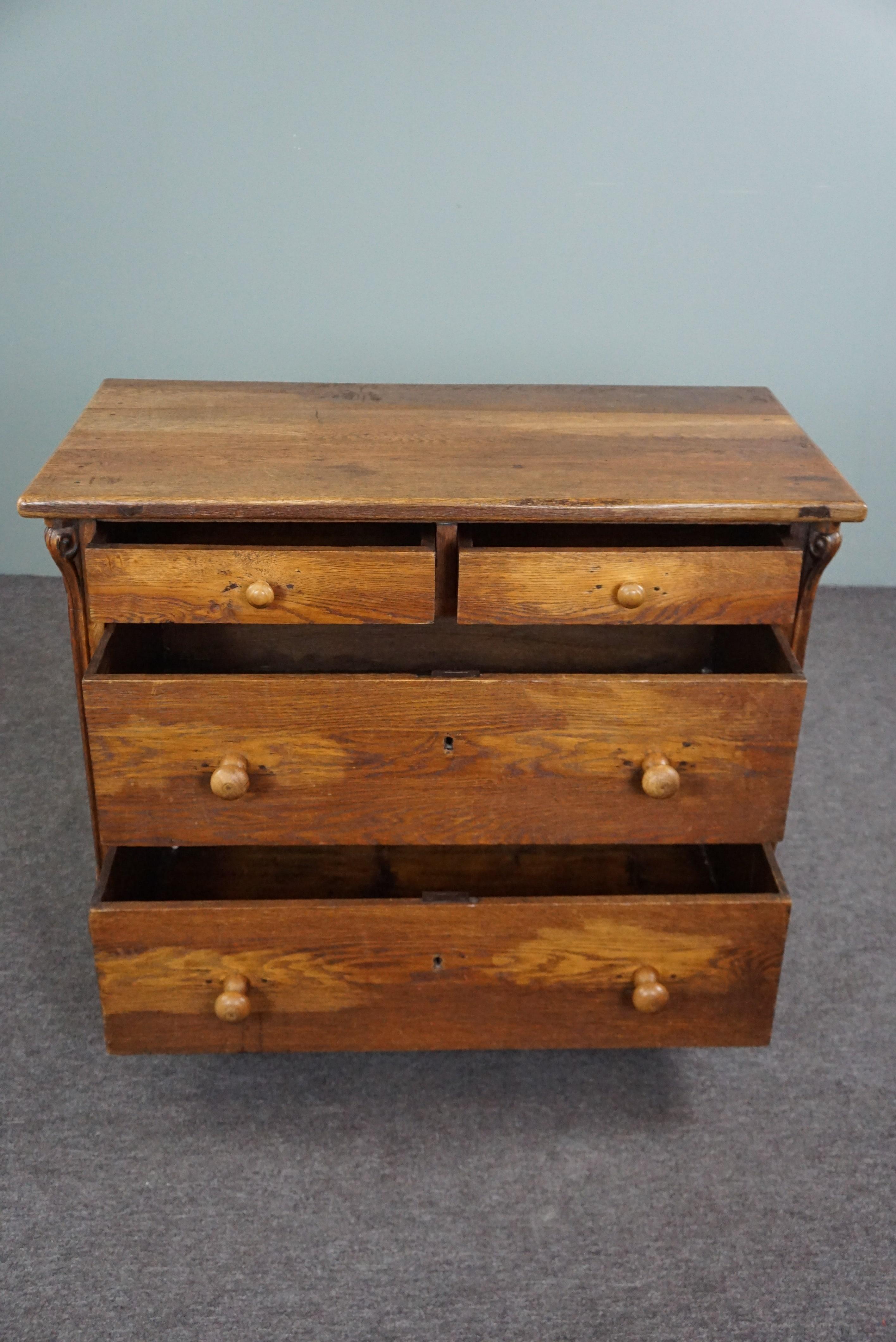 Wood Beautiful antique oak chest of drawers with 4 drawers and a striking appearance For Sale