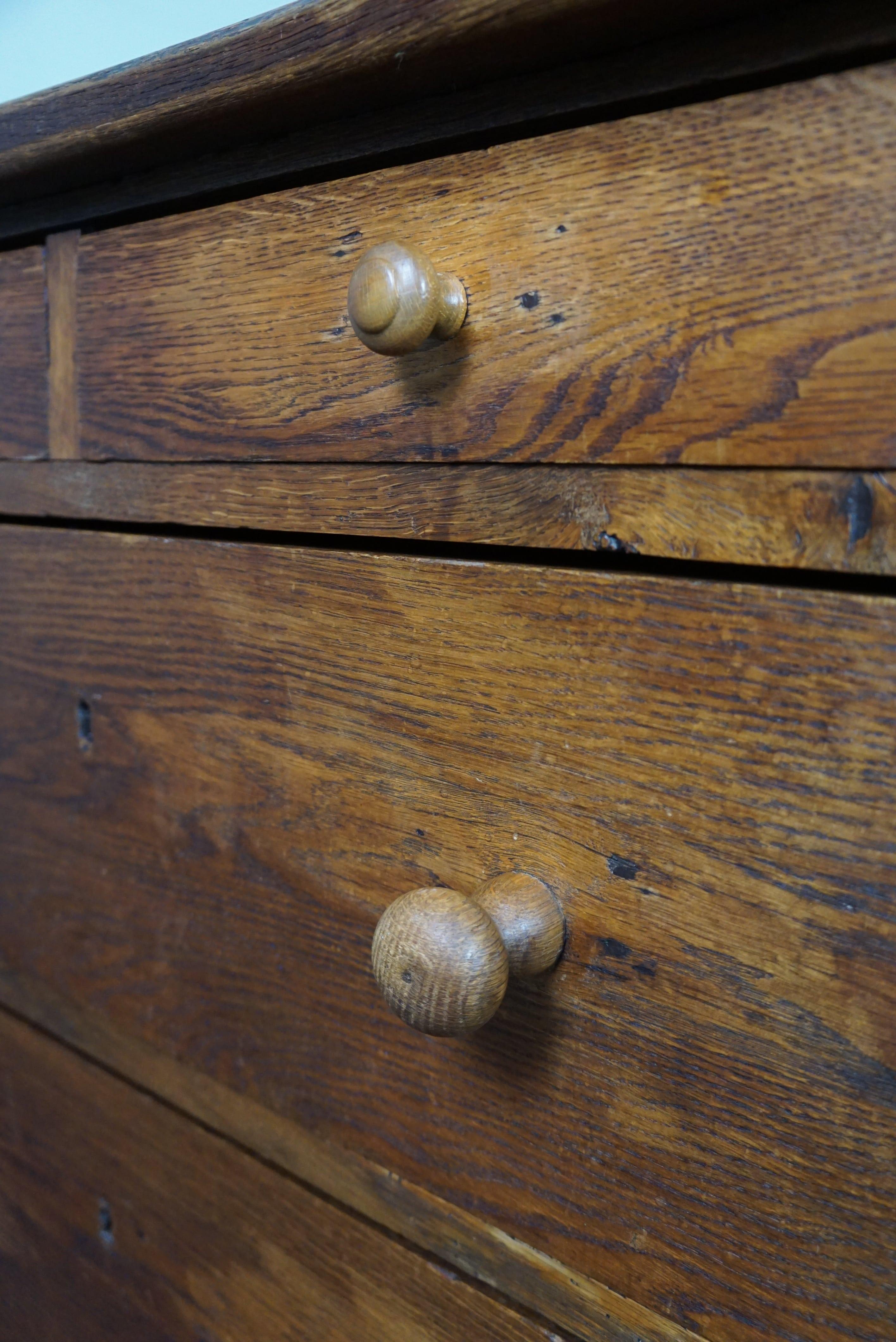 Beautiful antique oak chest of drawers with 4 drawers and a striking appearance For Sale 2