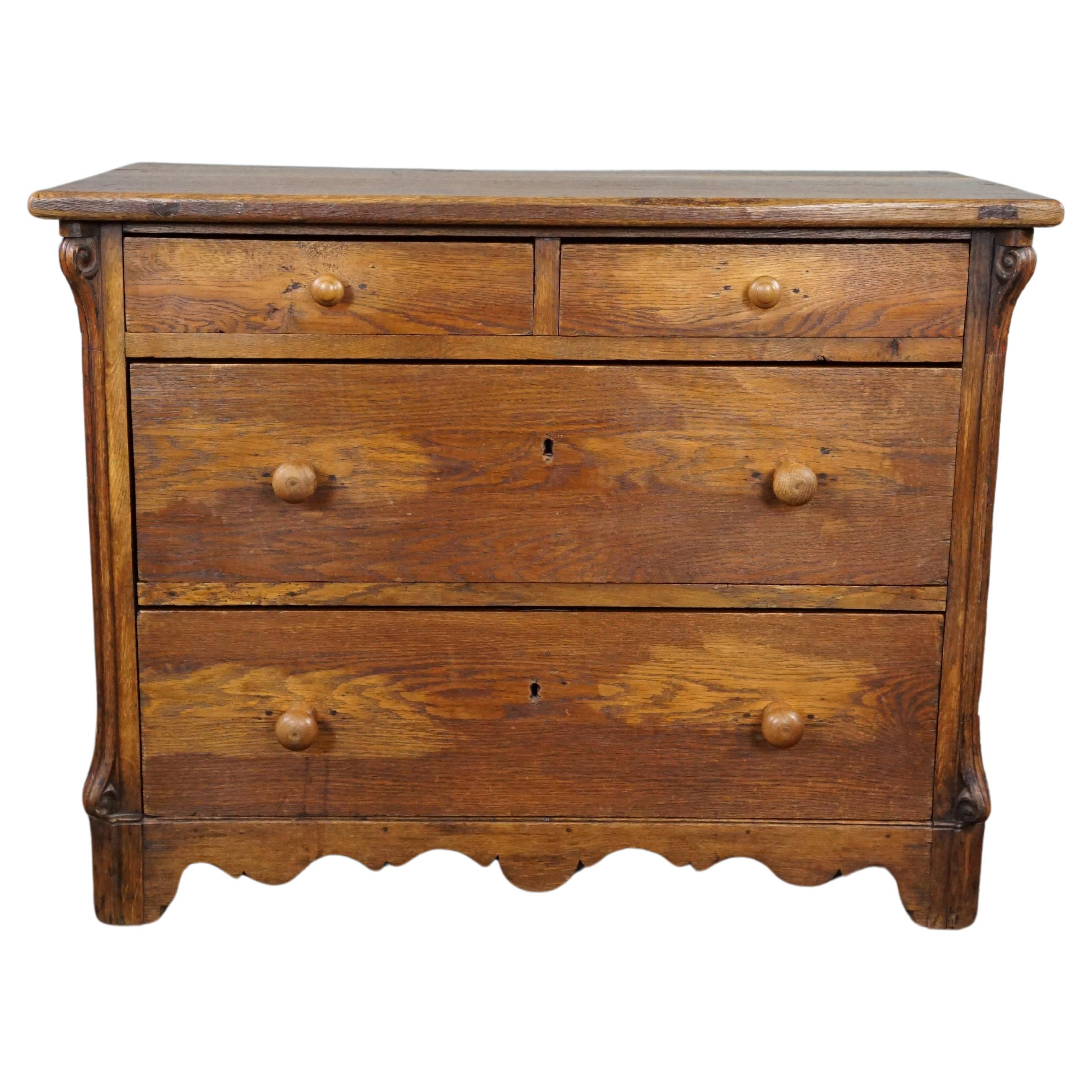 Beautiful antique oak chest of drawers with 4 drawers and a striking appearance For Sale