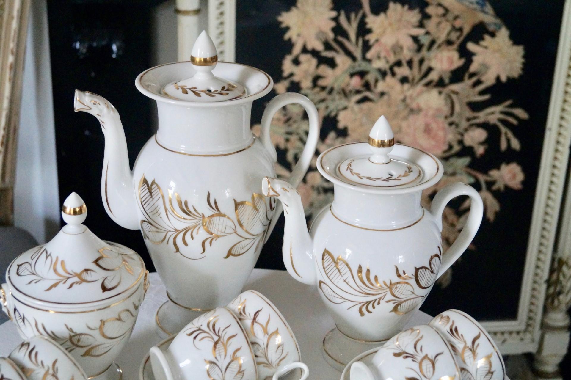 Beautiful antique Old Paris porcelain (Porcelaine de Paris) coffee tea service from ca 1850-1880!

Very delicately hand decorated with gold. 

Very good condition for its age, some gold wear are present. Unfortunately the milk jug is
