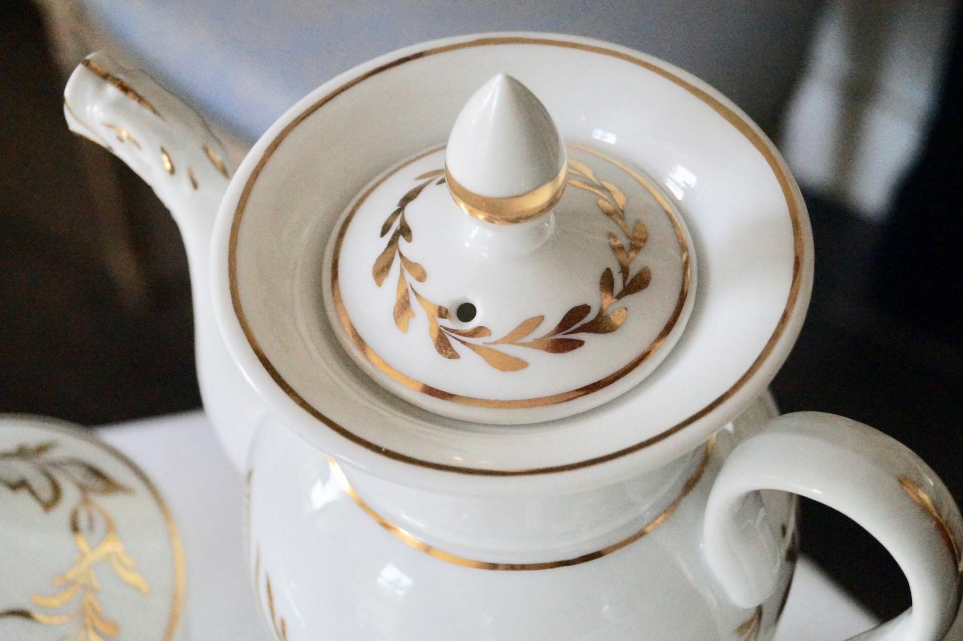 Schönes antikes Old Pariser Porzellan Kaffeeservice - Frankreich 1850-1880 im Zustand „Gut“ im Angebot in BAAMBRUGGE, NL