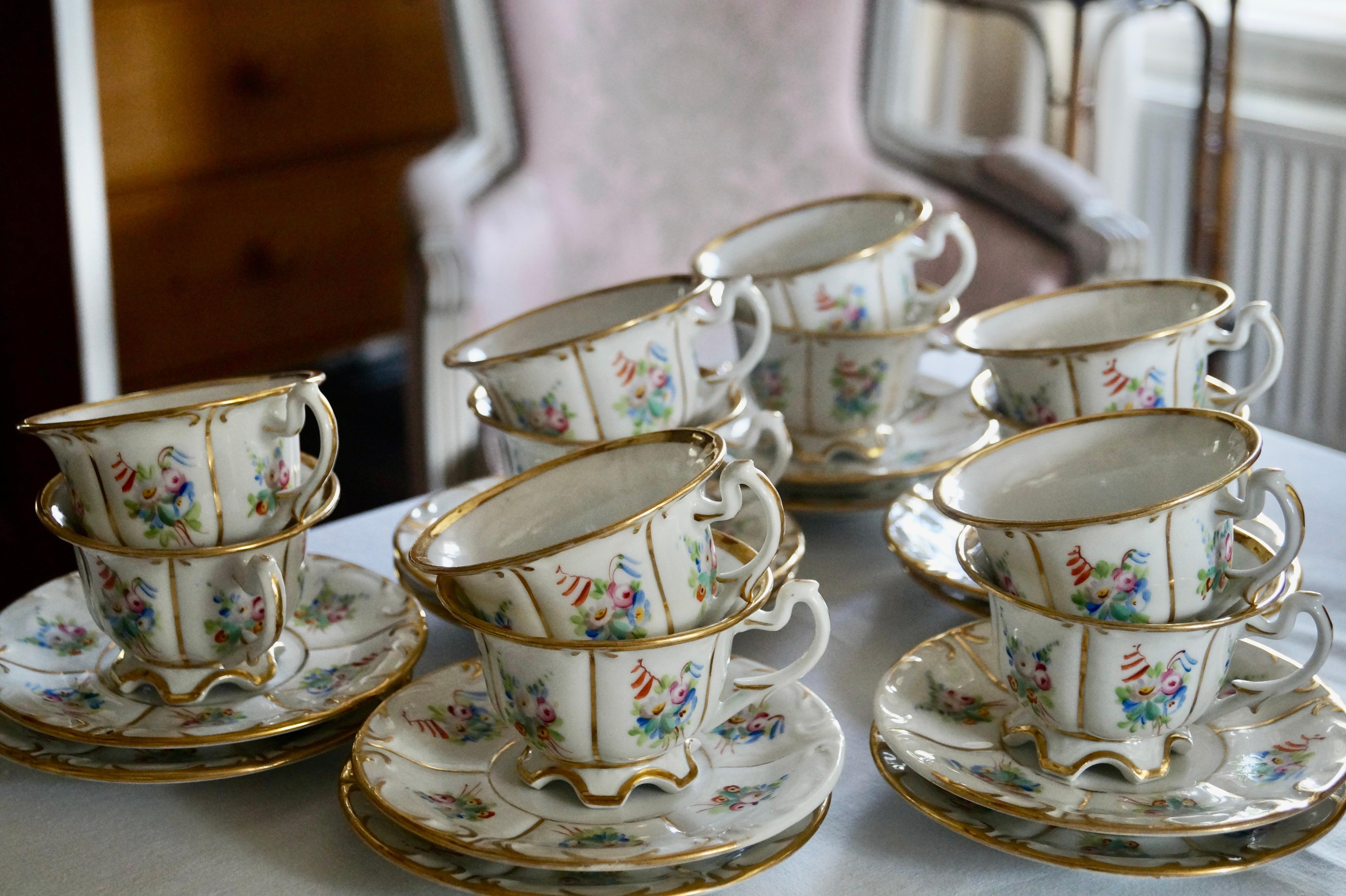 Beautiful antique hand painted Old Paris porcelain Coffee tea service from 1860-1880

Handpainted with flowers and finessed with gold decoration. 

Good condition for its age, there are some gold wear in each pieces of the service. (4 saucers have
