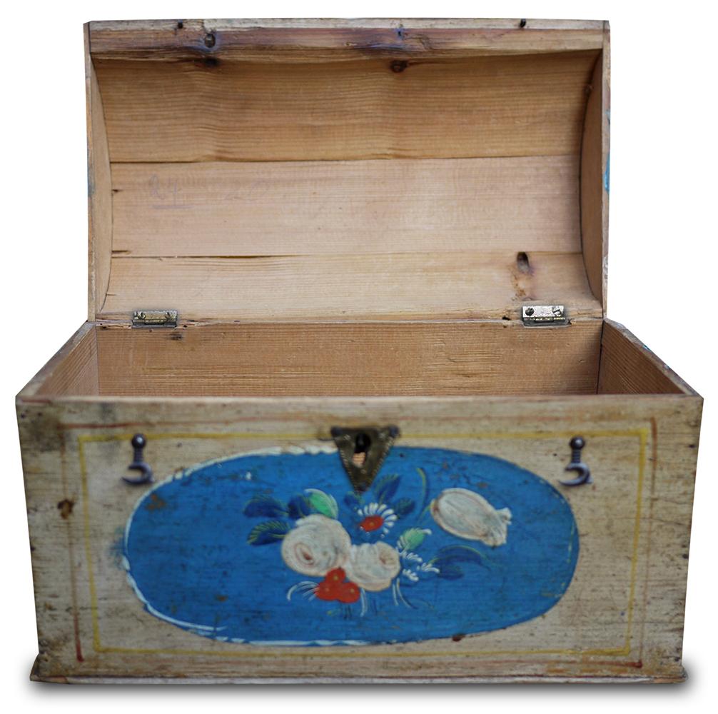 Beautiful painted table box

Measures: H.21 cm – L.32 cm – P.21 cm 

Antique Tyrolean painted table box. Decorated on all sides with floral motifs on a blue background and an auspicious bird on the lid. Original closure with hooks.

Tyrol,