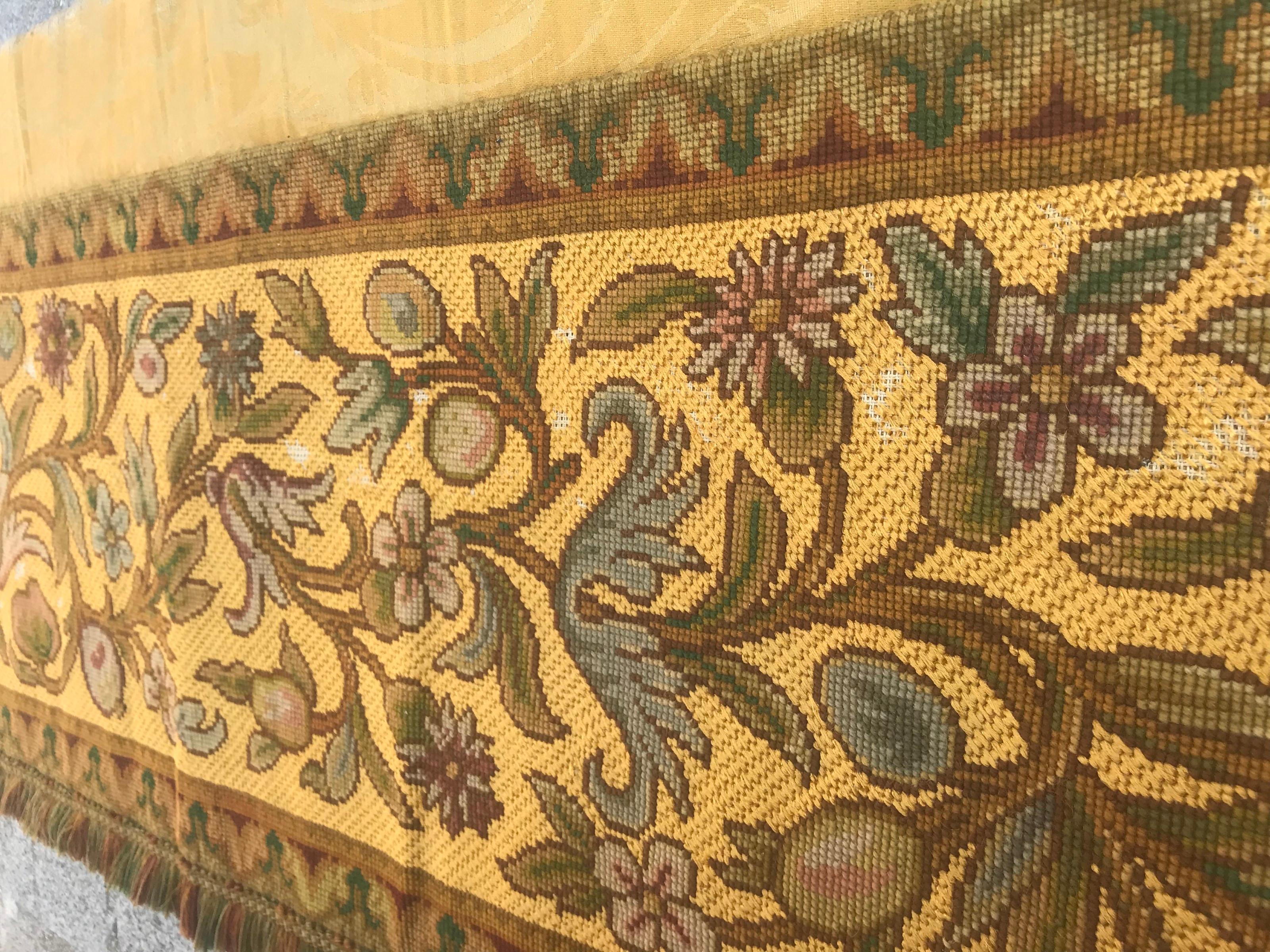 Bobyrug's Beautiful Antique Panel Needlepoint Tapestry (Tapisserie à l'aiguille) en vente 4
