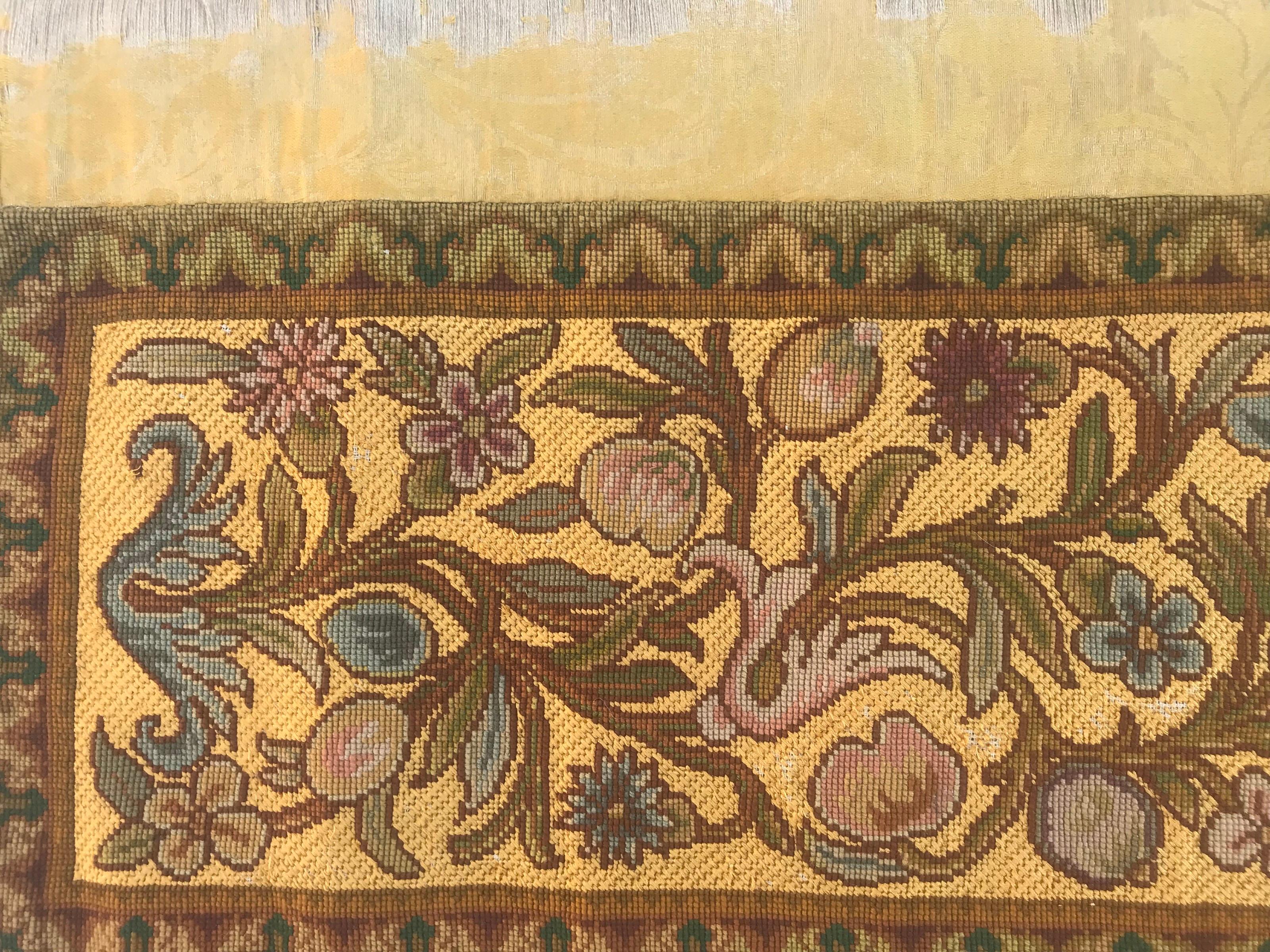 Bobyrug's Beautiful Antique Panel Needlepoint Tapestry (Tapisserie à l'aiguille) en vente 6
