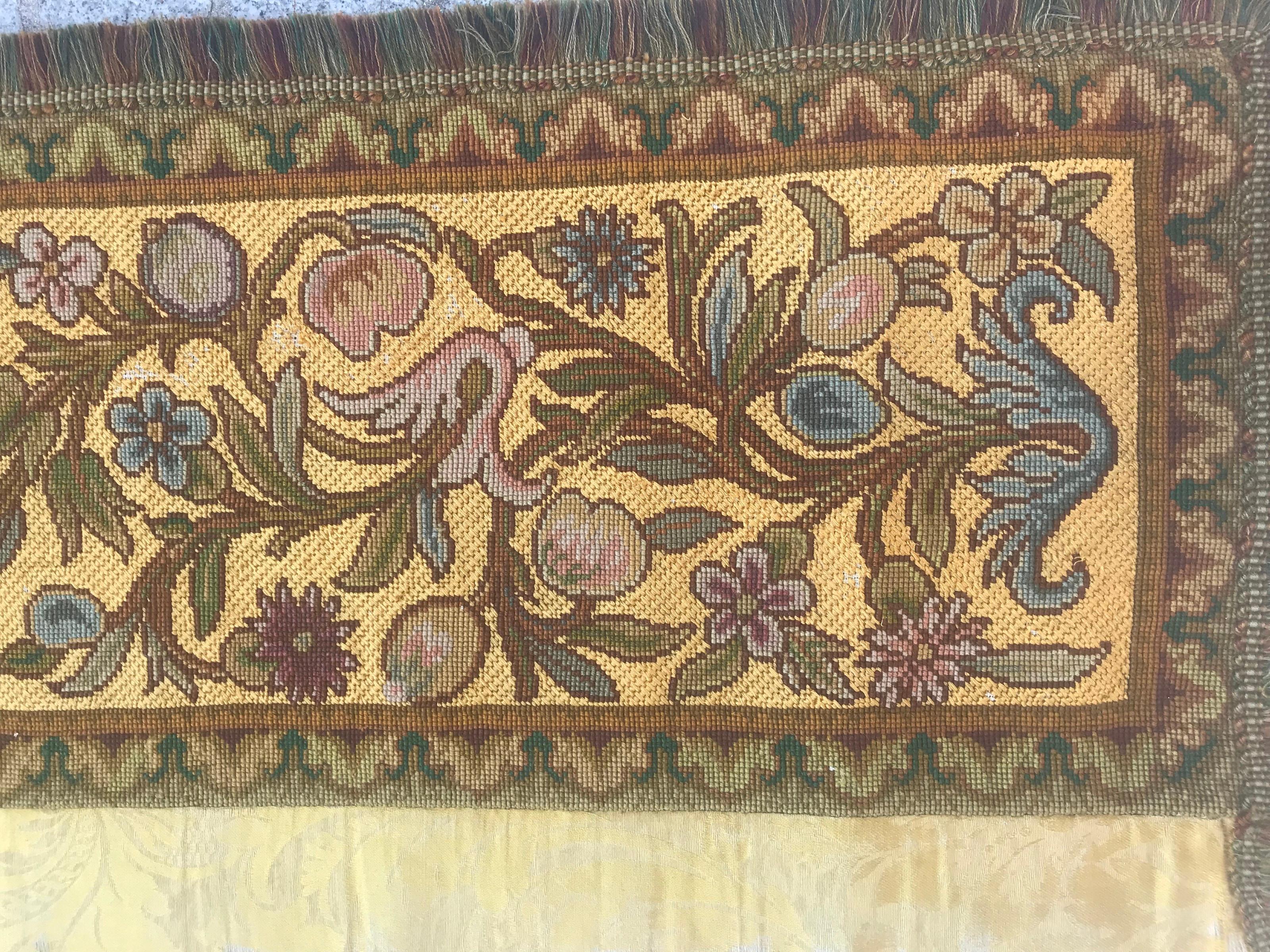 Belle tapisserie française de la fin du 19e siècle avec un beau motif floral, Napoléon III, entièrement brodée à la main avec de la soie et de la laine sur un fond de coton.

✨✨✨
