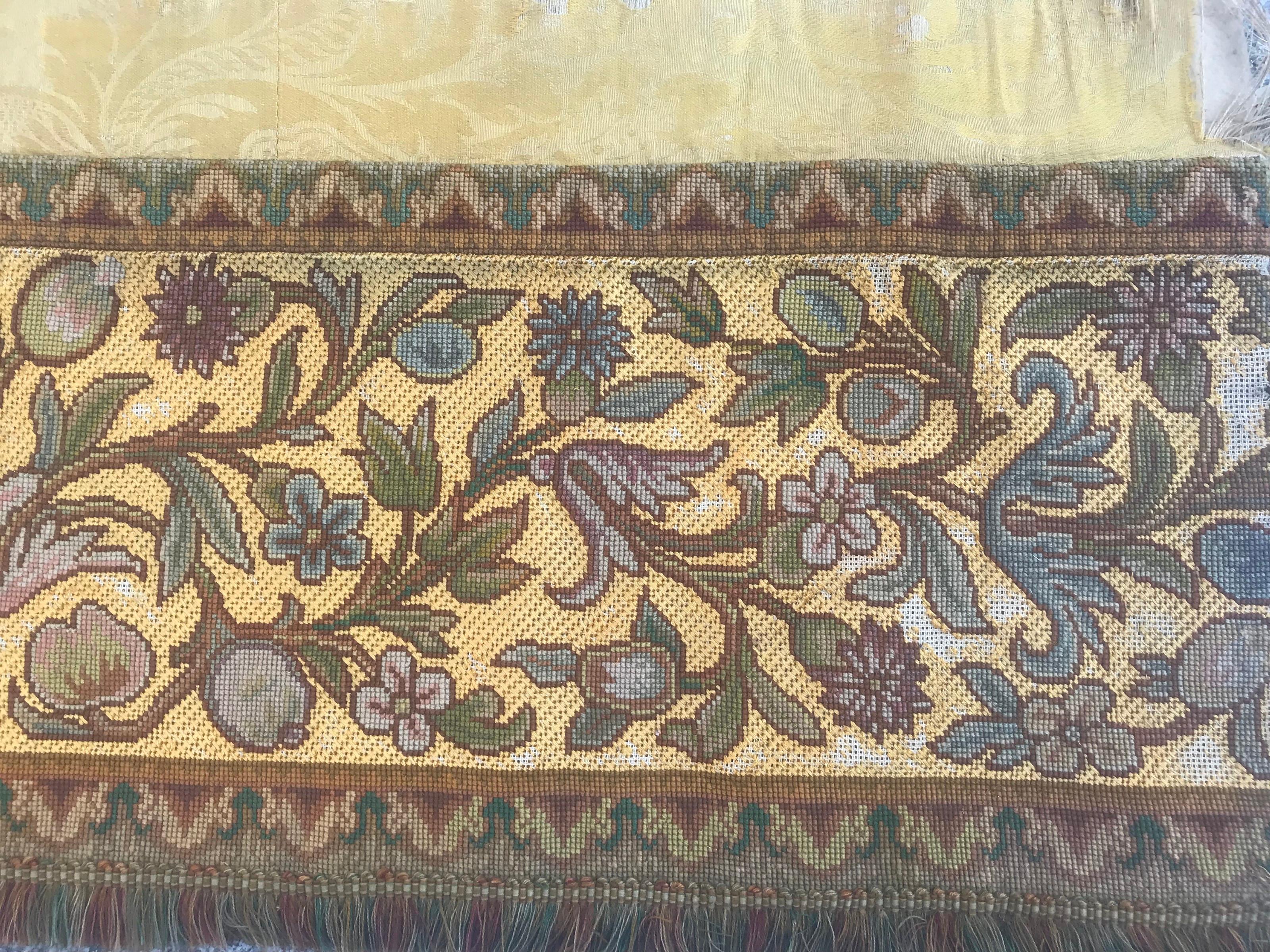 Laine Bobyrug's Beautiful Antique Panel Needlepoint Tapestry (Tapisserie à l'aiguille) en vente