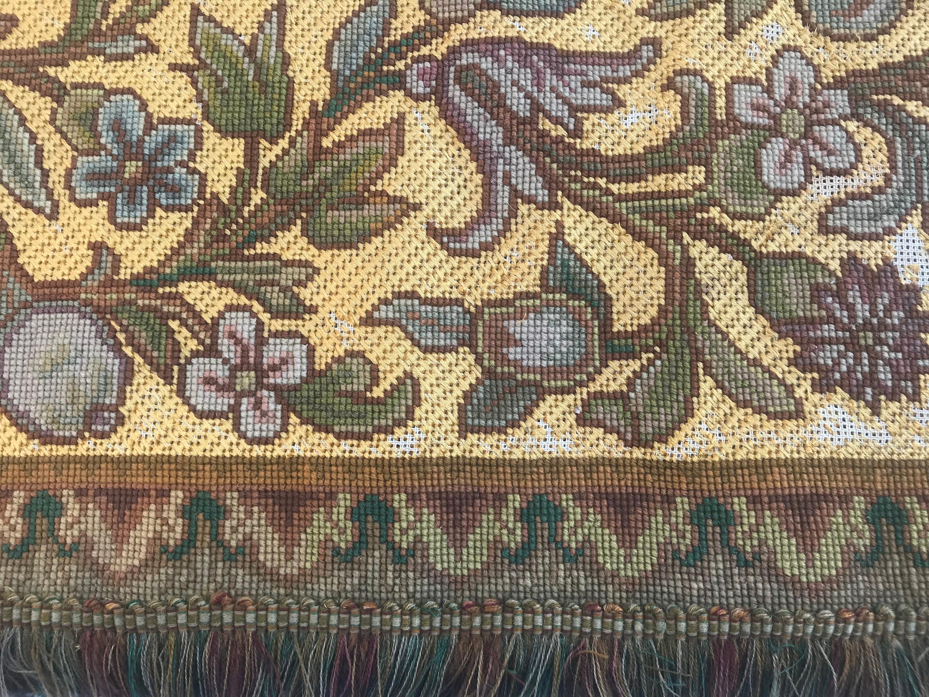 Bobyrug's Beautiful Antique Panel Needlepoint Tapestry (Tapisserie à l'aiguille) en vente 1