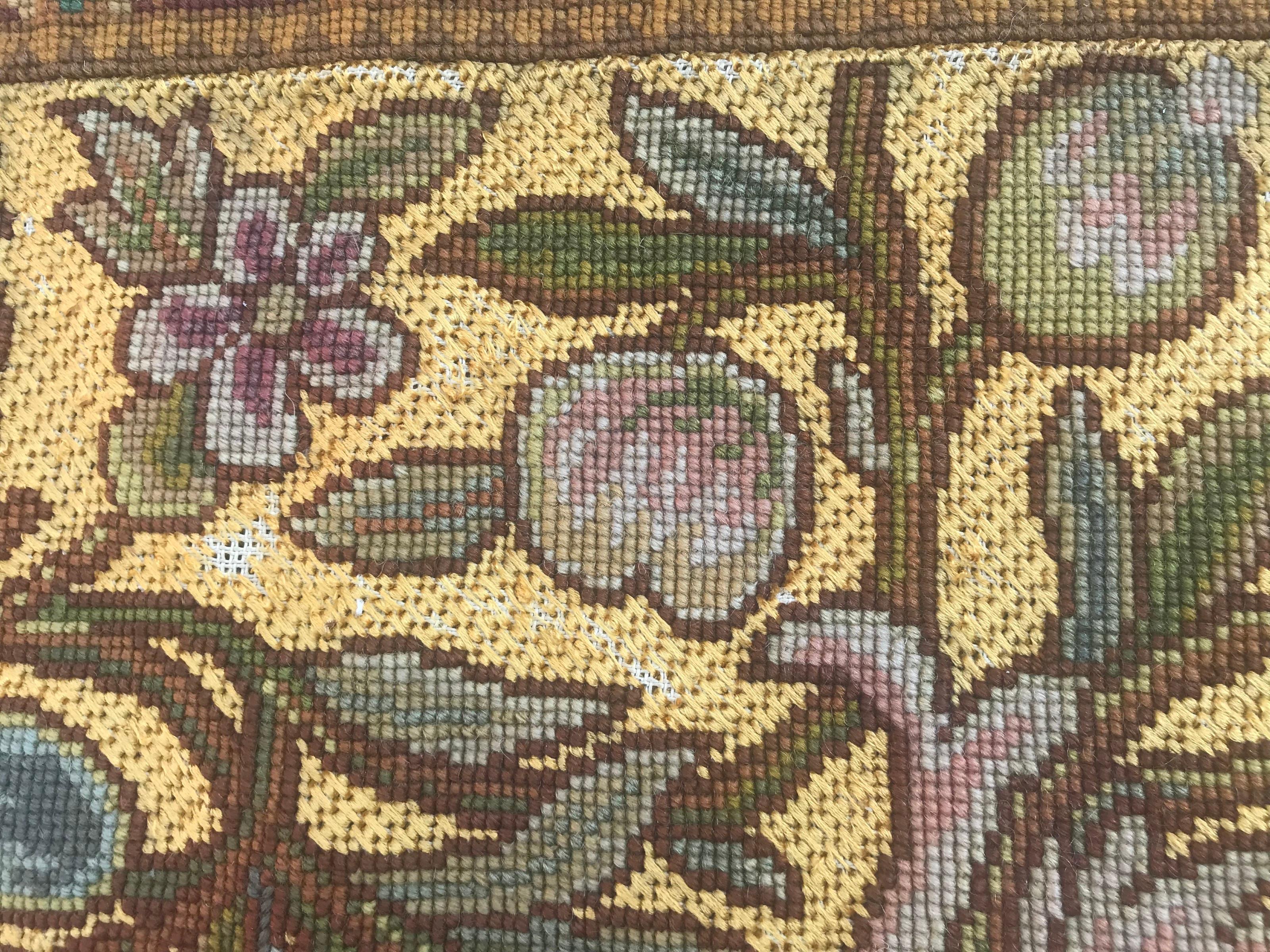 Bobyrug's Beautiful Antique Panel Needlepoint Tapestry (Tapisserie à l'aiguille) en vente 2
