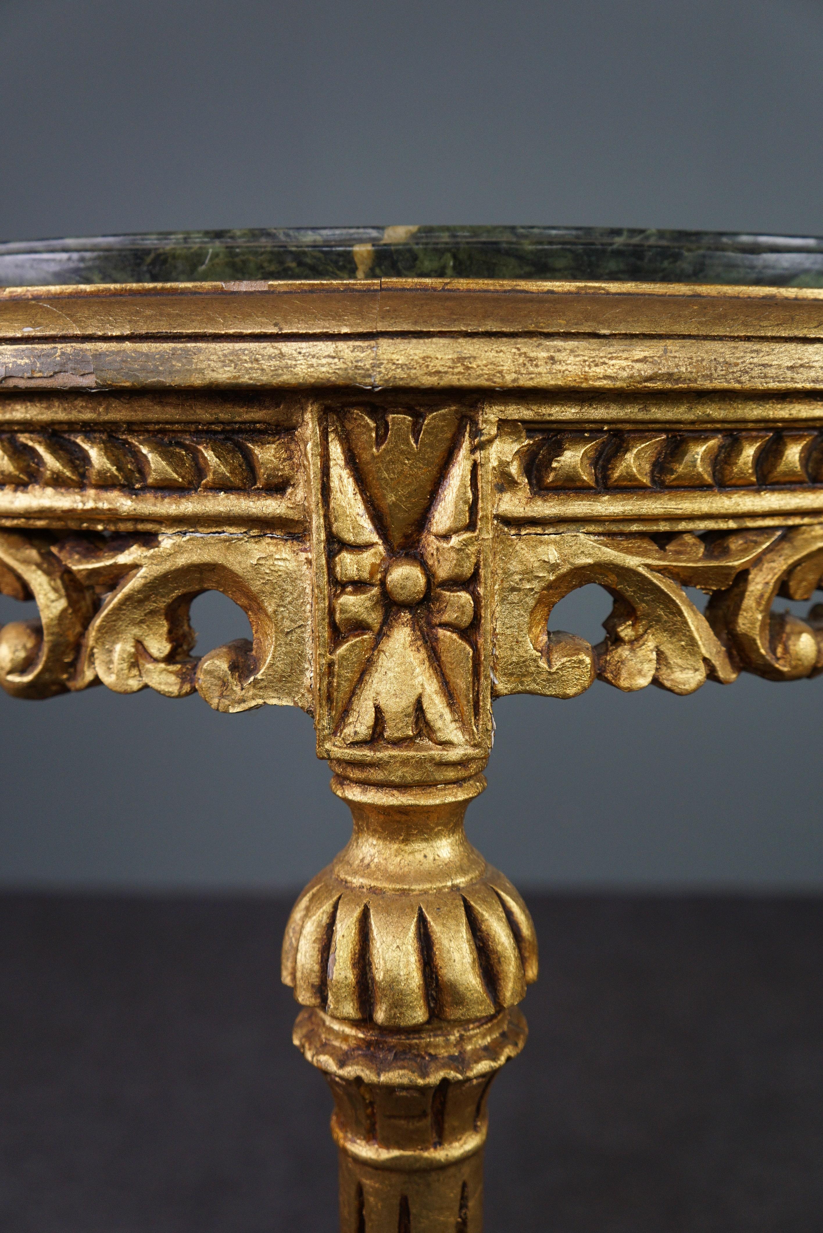 Wunderschöner antiker Standfuß mit italienischem Marmor und vergoldetem Holz im Angebot 1