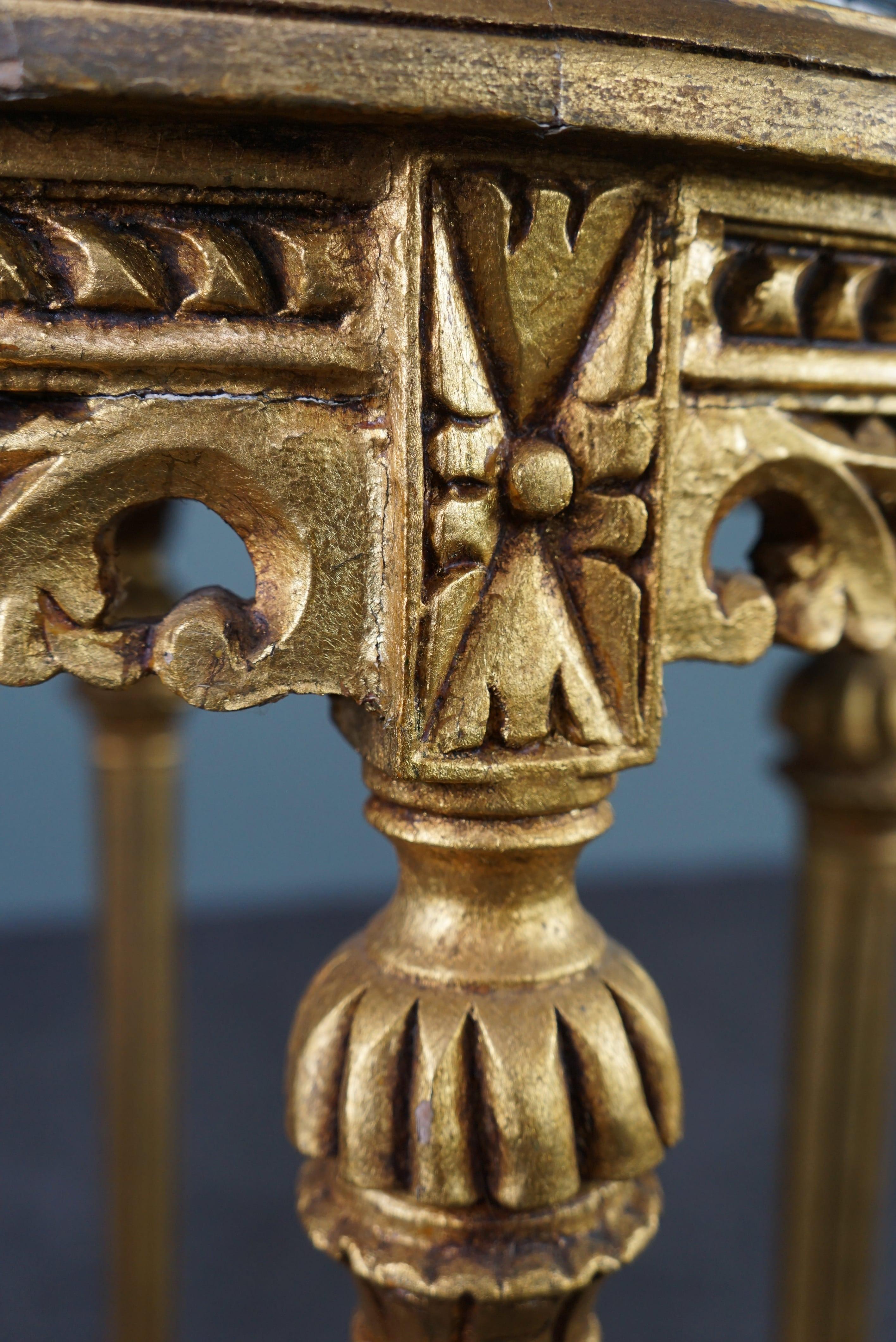 Wunderschöner antiker Standfuß mit italienischem Marmor und vergoldetem Holz im Angebot 2