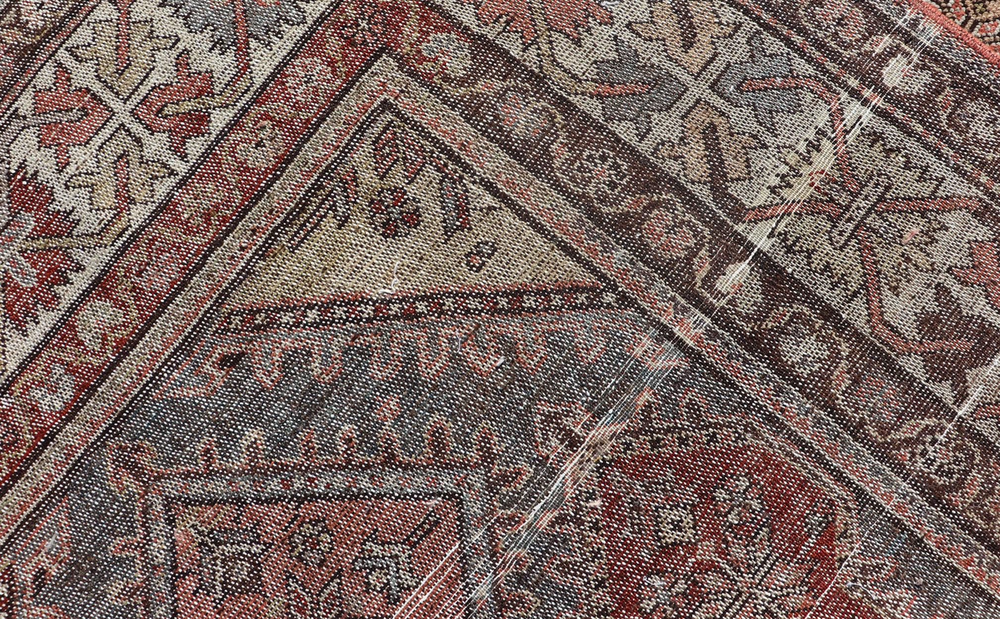 Schöner antiker persischer Bakhitari-Teppich in grauem Diamantmuster und mehrfarbigen Farben im Angebot 4