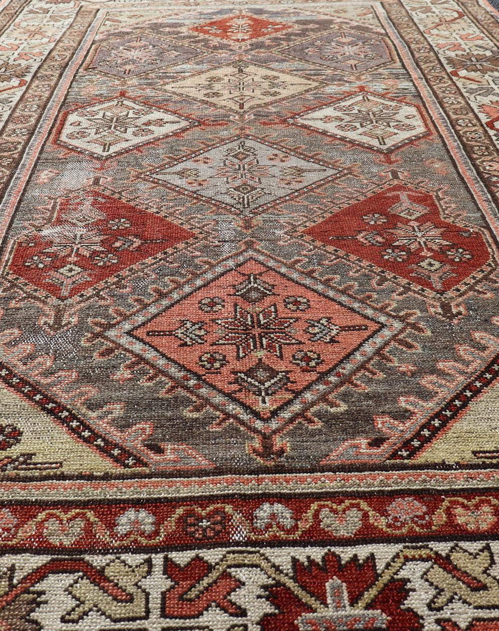 Schöner antiker persischer Bakhitari-Teppich in grauem Diamantmuster und mehrfarbigen Farben im Angebot 1