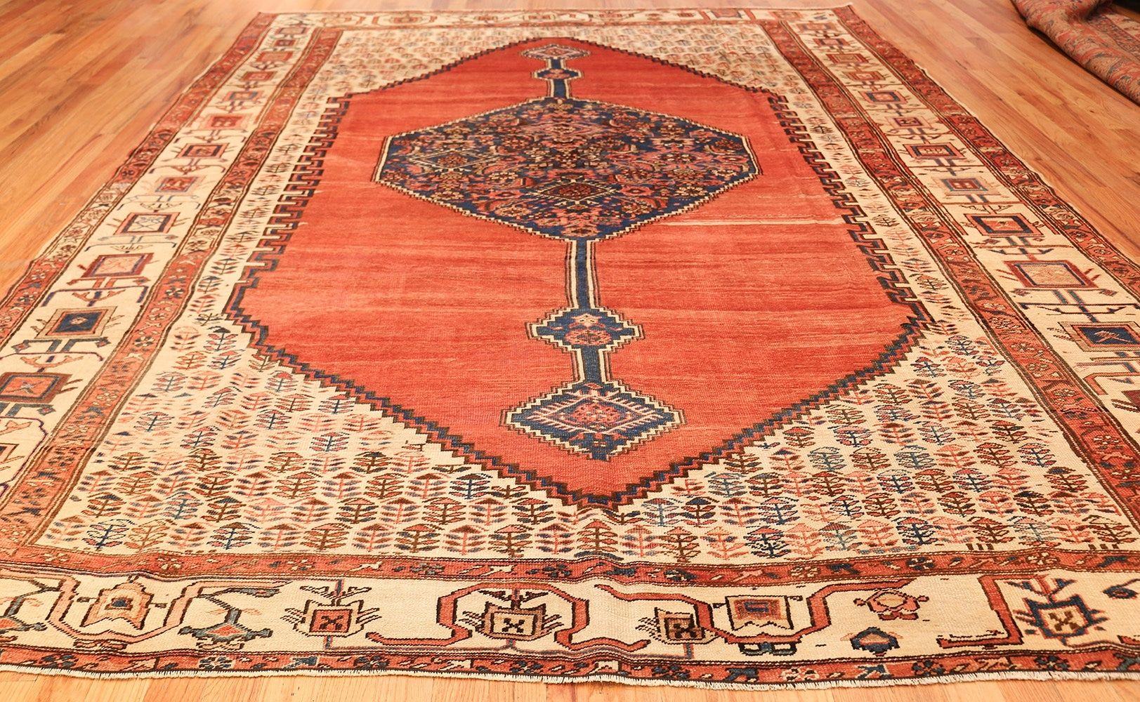 Hand-Knotted Beautiful Room Size Antique Persian Bakshaish Carpet. Size: 9' 5