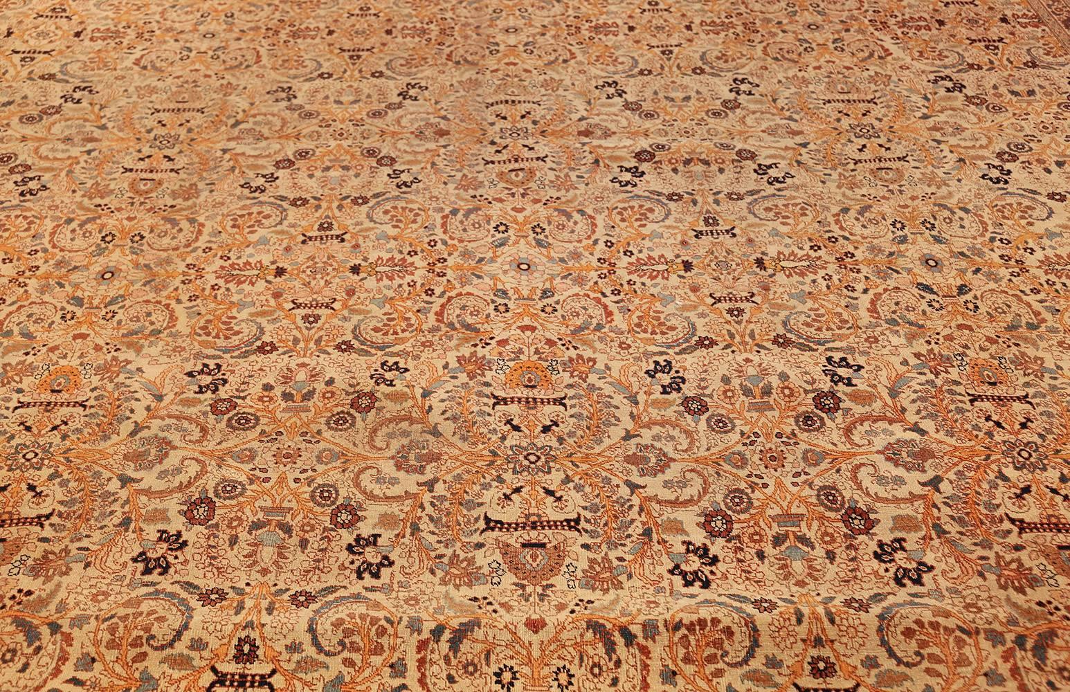 Fein gewebter wunderschöner antiker persischer Täbriz-Teppich von Meisterweber Haji Jalili, Herkunftsland: Persien, CIRCA Datum: Spätes 19. Jahrhundert. Größe: 11 ft x 14 ft 8 in (3,35 m x 4,47 m).