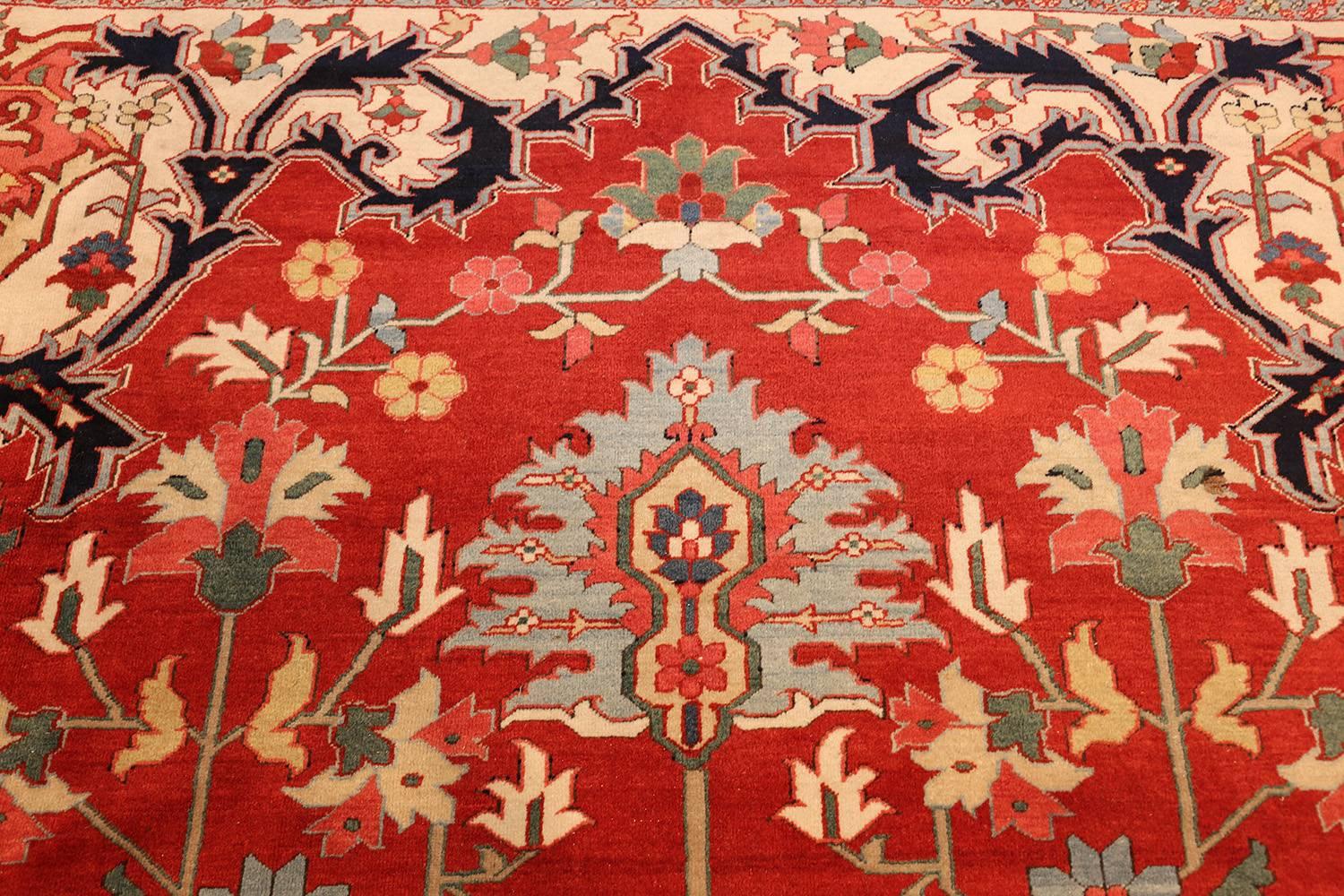 Nazmiyal Collection Antique Persian Serapi Rug. Size: 12 ft. 3 in x 17 ft. 9 in In Excellent Condition In New York, NY