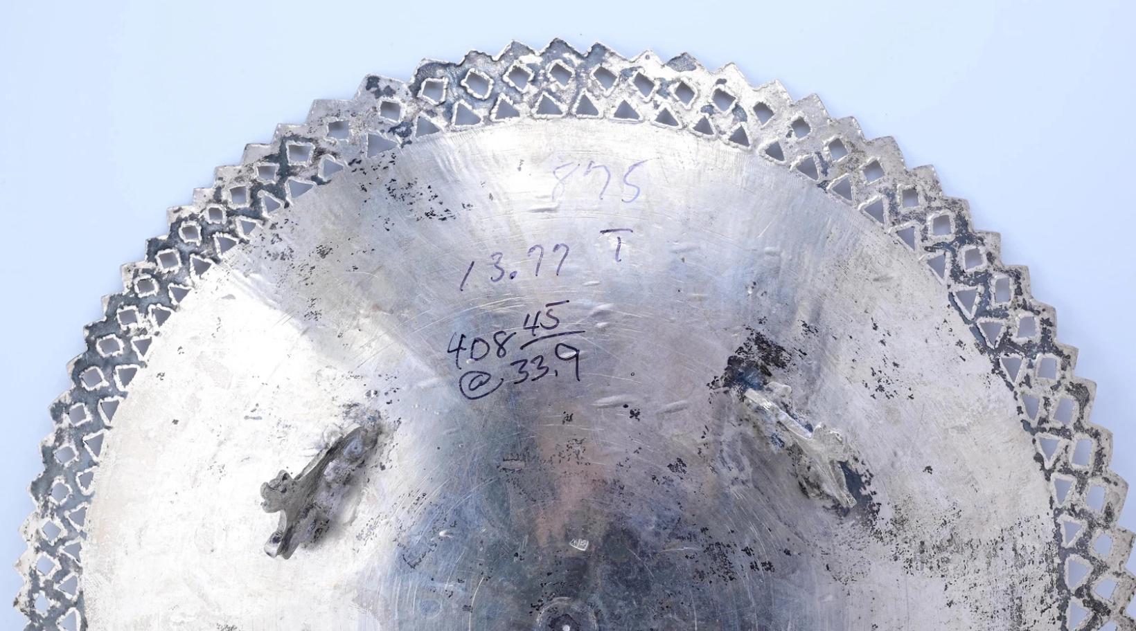 Schönes antikes persisches Silbertablett mit feiner gravierter Verarbeitung im Angebot 1