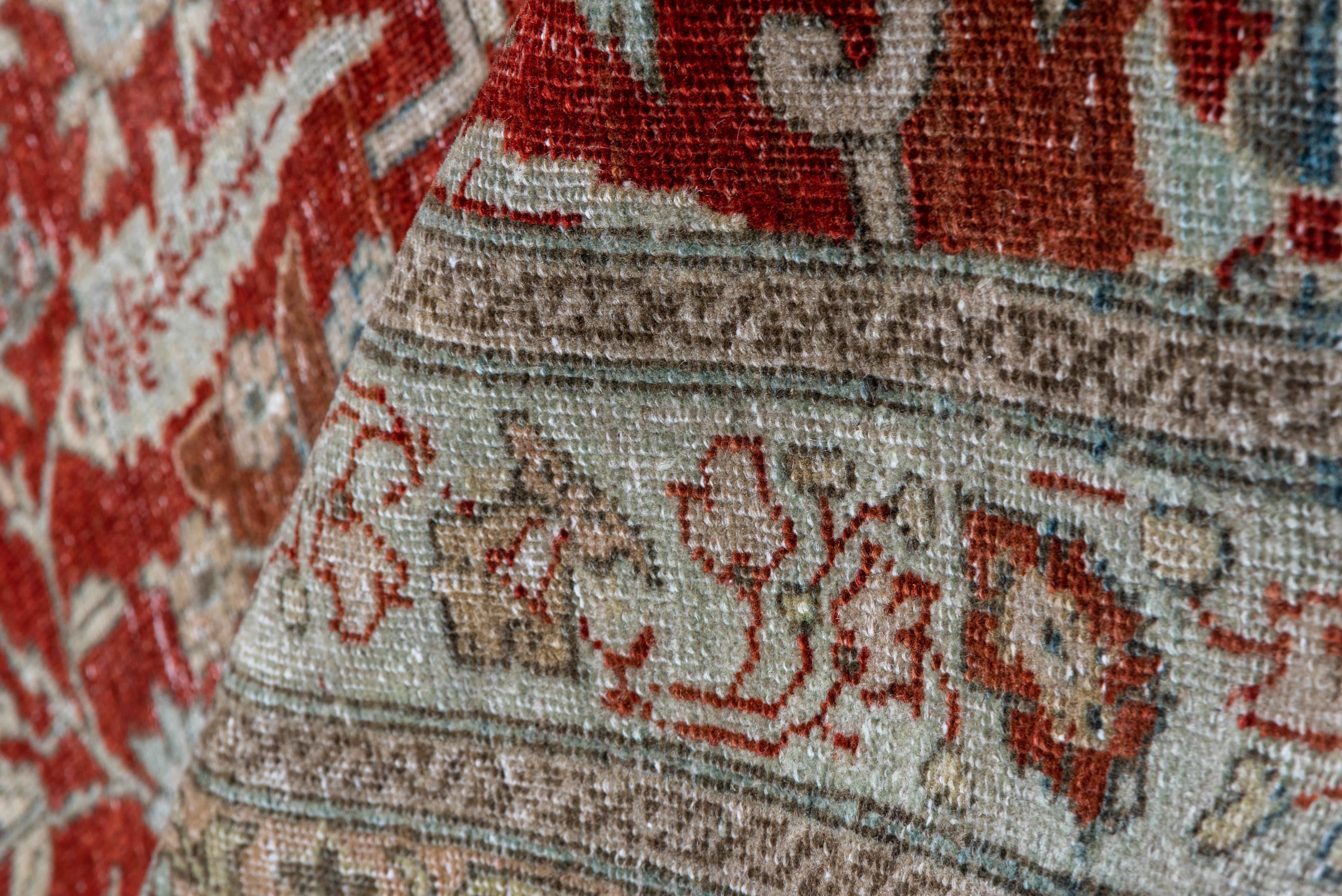 Schöner antiker persischer Täbris-Teppich, Rubinrotes Blumenfeld, weiche, getönte Bordüren (Tabriz) im Angebot