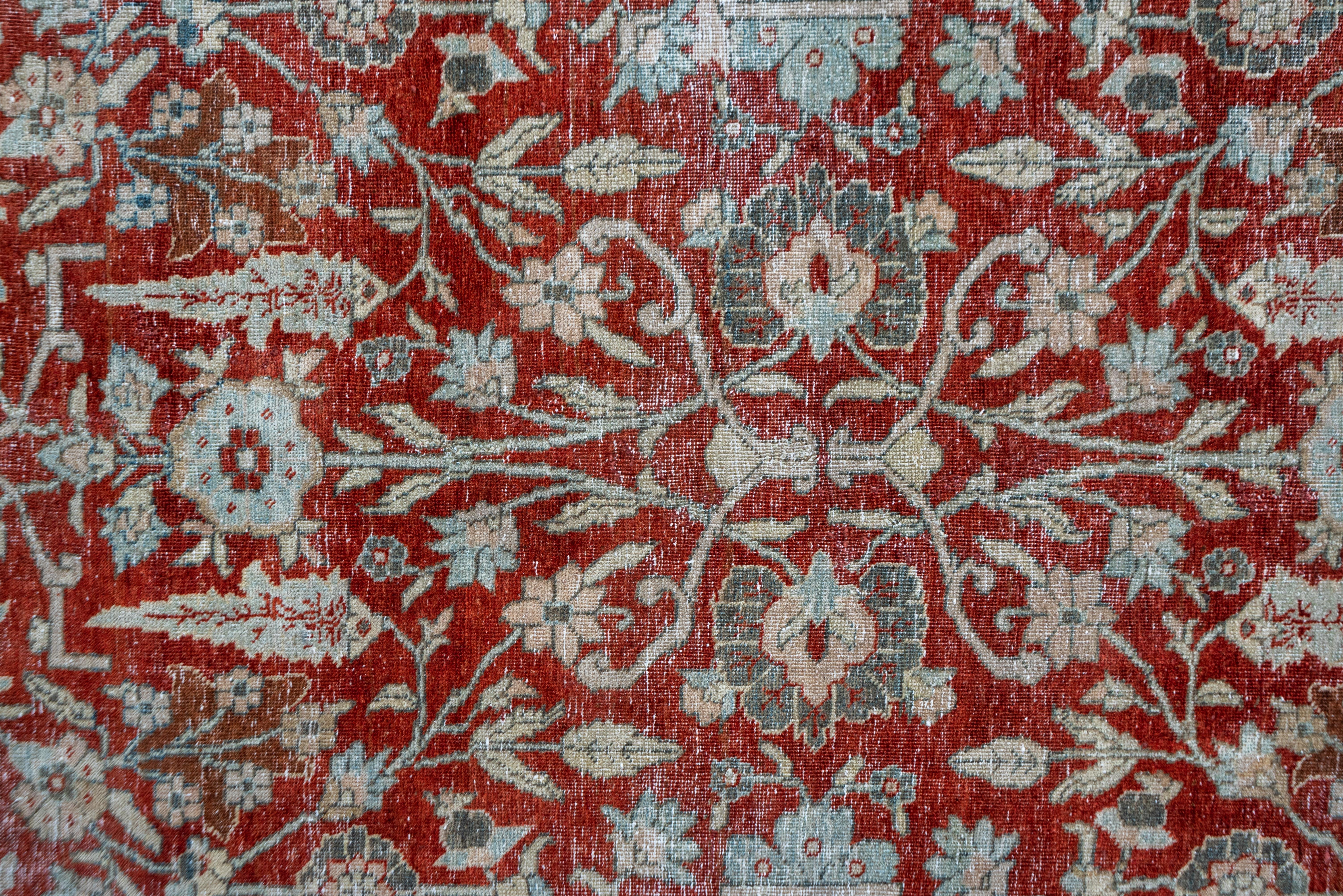 Schöner antiker persischer Täbris-Teppich, Rubinrotes Blumenfeld, weiche, getönte Bordüren (Handgeknüpft) im Angebot
