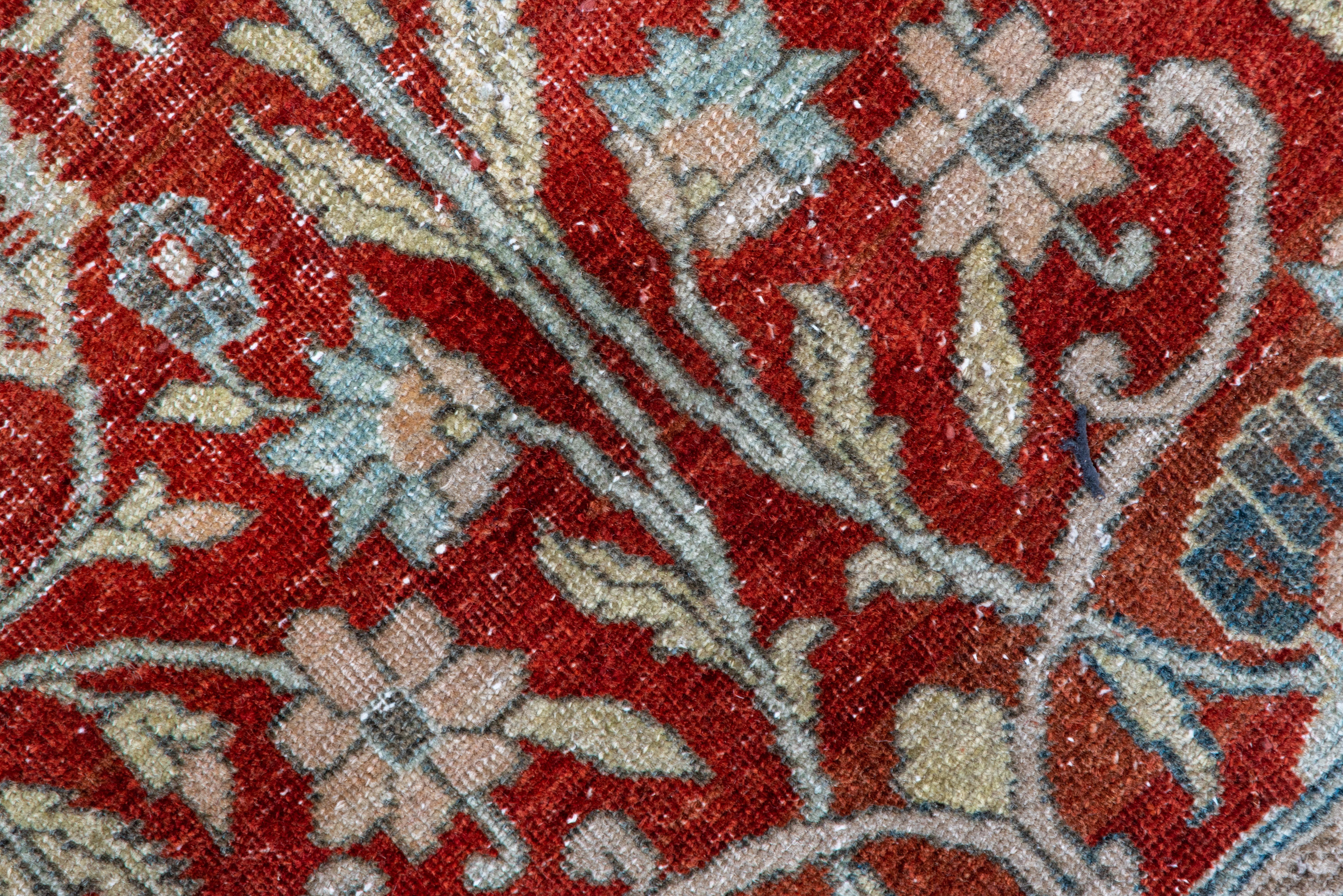 Schöner antiker persischer Täbris-Teppich, Rubinrotes Blumenfeld, weiche, getönte Bordüren im Zustand „Gut“ im Angebot in New York, NY