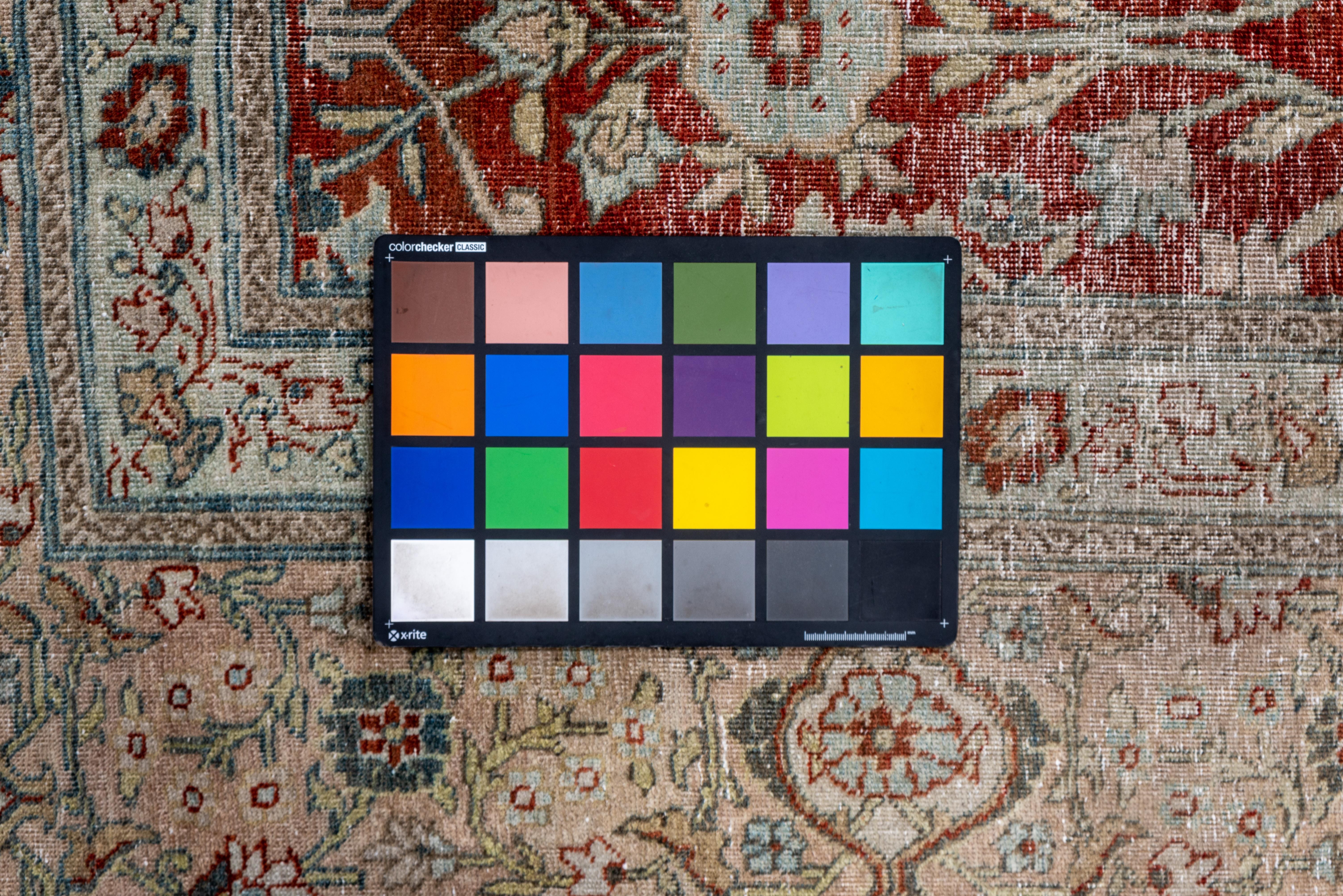 Schöner antiker persischer Täbris-Teppich, Rubinrotes Blumenfeld, weiche, getönte Bordüren (Wolle) im Angebot