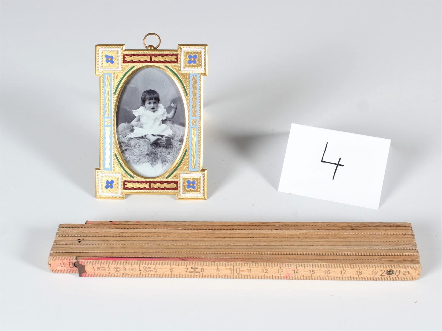 Beautiful picture frame from the late 19th century.
Brass with painted ornaments.
Photo Size: 5 x 8 cm.

