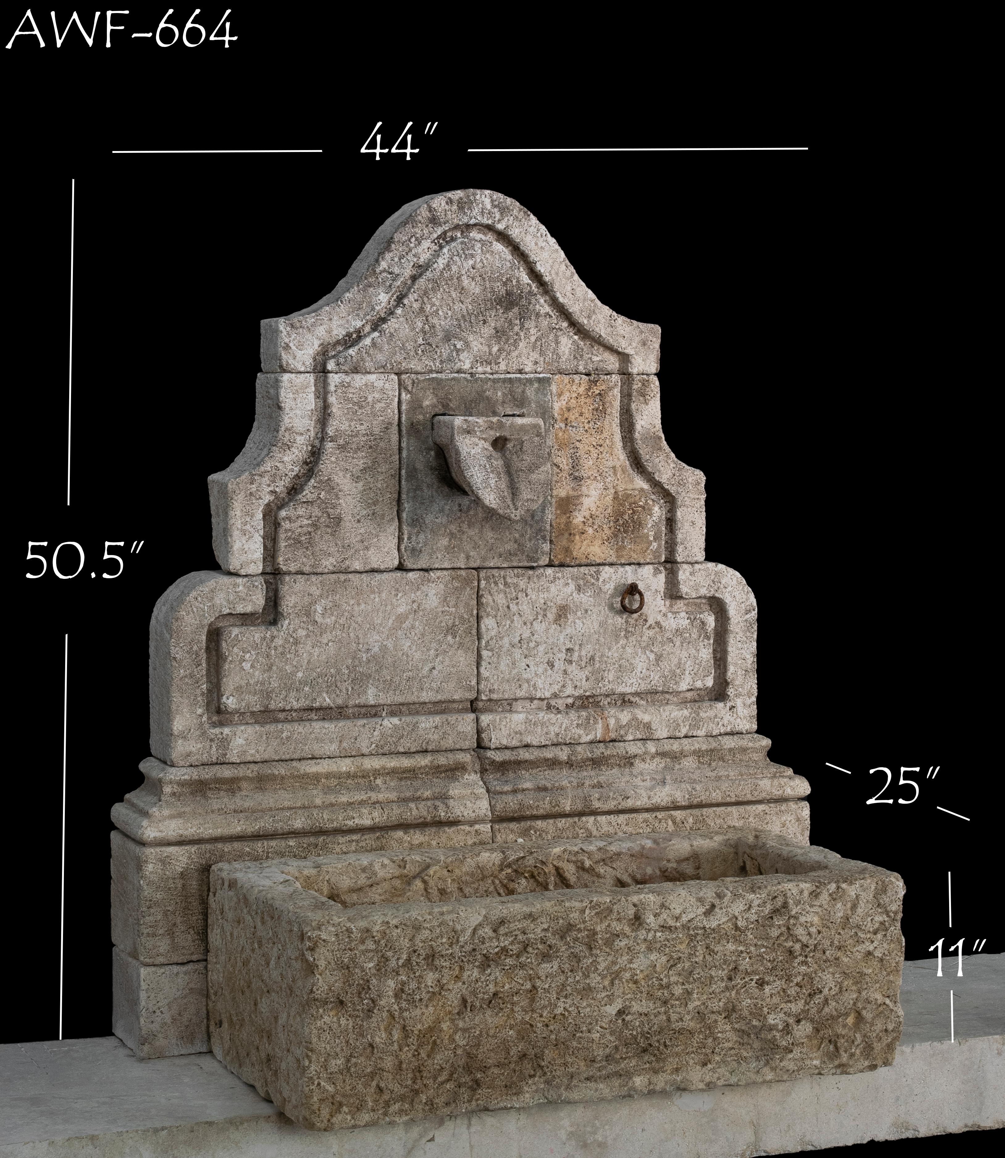 Dieser schöne antike Wandbrunnen aus Kalkstein aus dem 19. Jahrhundert ist eine großartige Ergänzung für jedes Haus im mediterranen, toskanischen, rustikalen oder anderen individuellen Stil. Die natürlich gealterte Farbe und die beschädigte Patina
