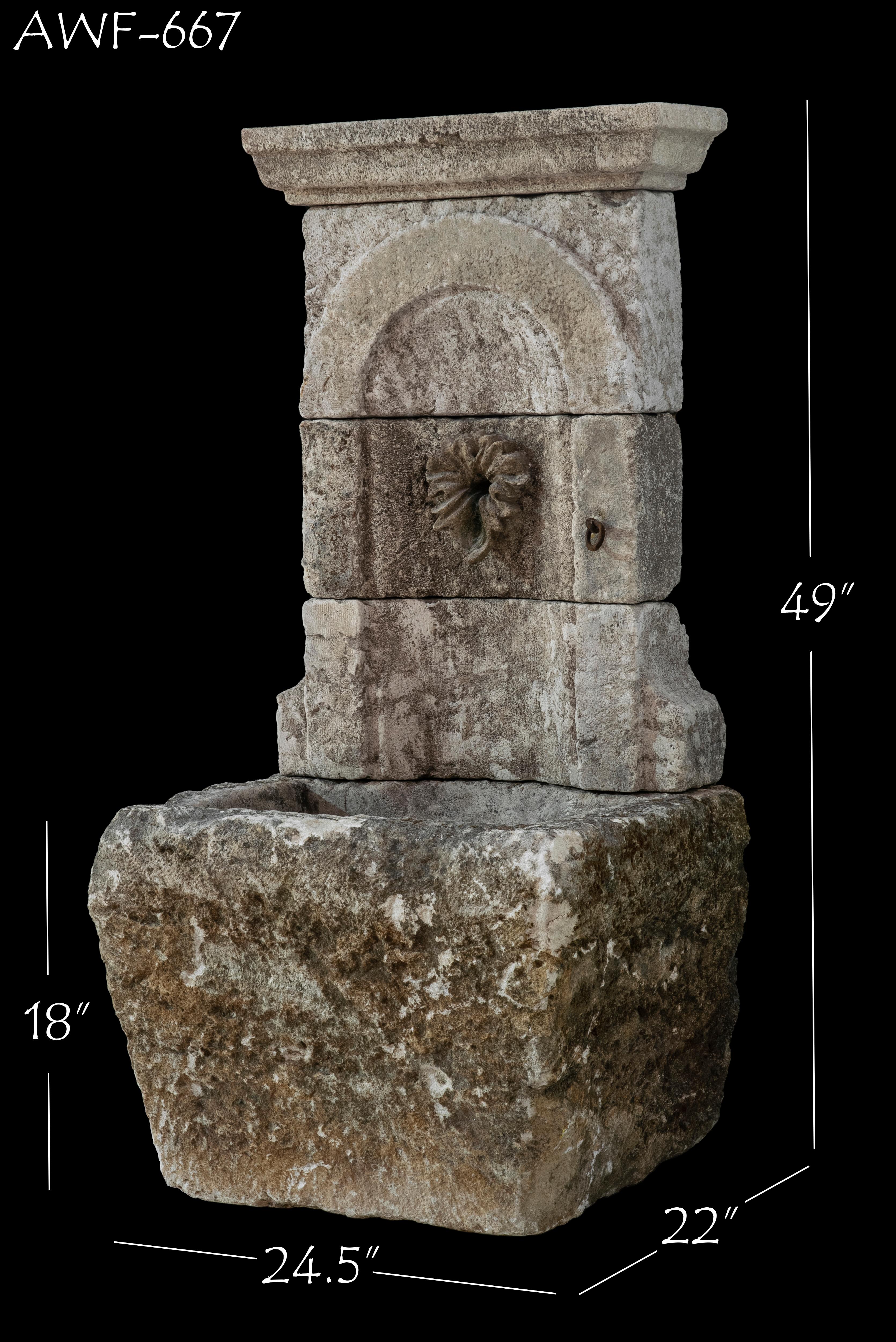 Dieser schöne antike Wandbrunnen aus Kalkstein aus dem 19. Jahrhundert ist eine großartige Ergänzung für jedes Haus im mediterranen, toskanischen, rustikalen oder anderen individuellen Stil. Die natürlich gealterte Farbe und die beschädigte Patina