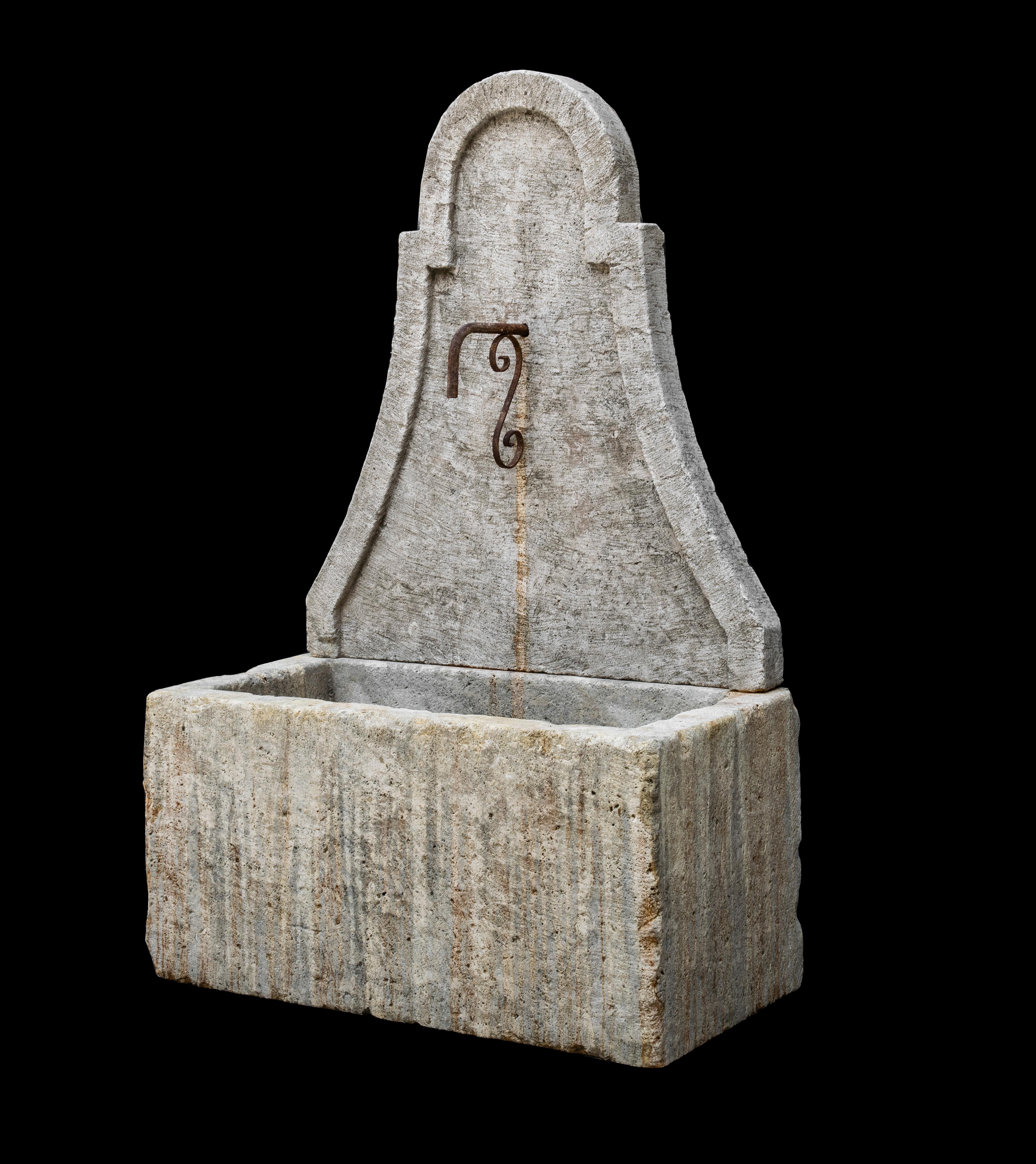 Schöner antiker, aufgearbeiteter Wandbrunnen aus altem Kalkstein aus dem Mittelmeerraum – Toskana – Mittelmeerraum (Rustikal) im Angebot