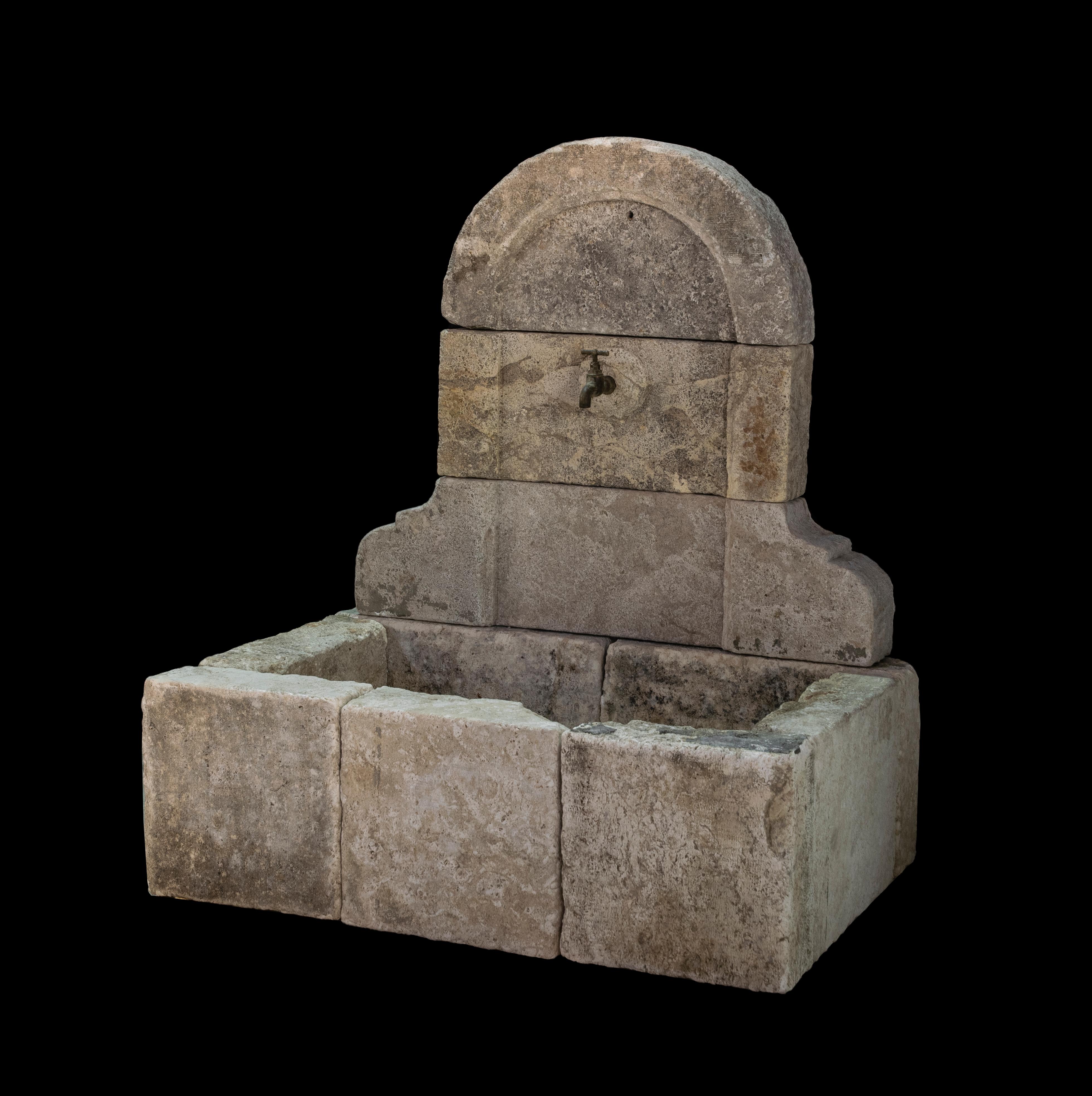 Schöner antiker, aufgearbeiteter Wandbrunnen aus altem Kalkstein aus dem Mittelmeerraum – Toskana – Mittelmeerraum (Rustikal) im Angebot