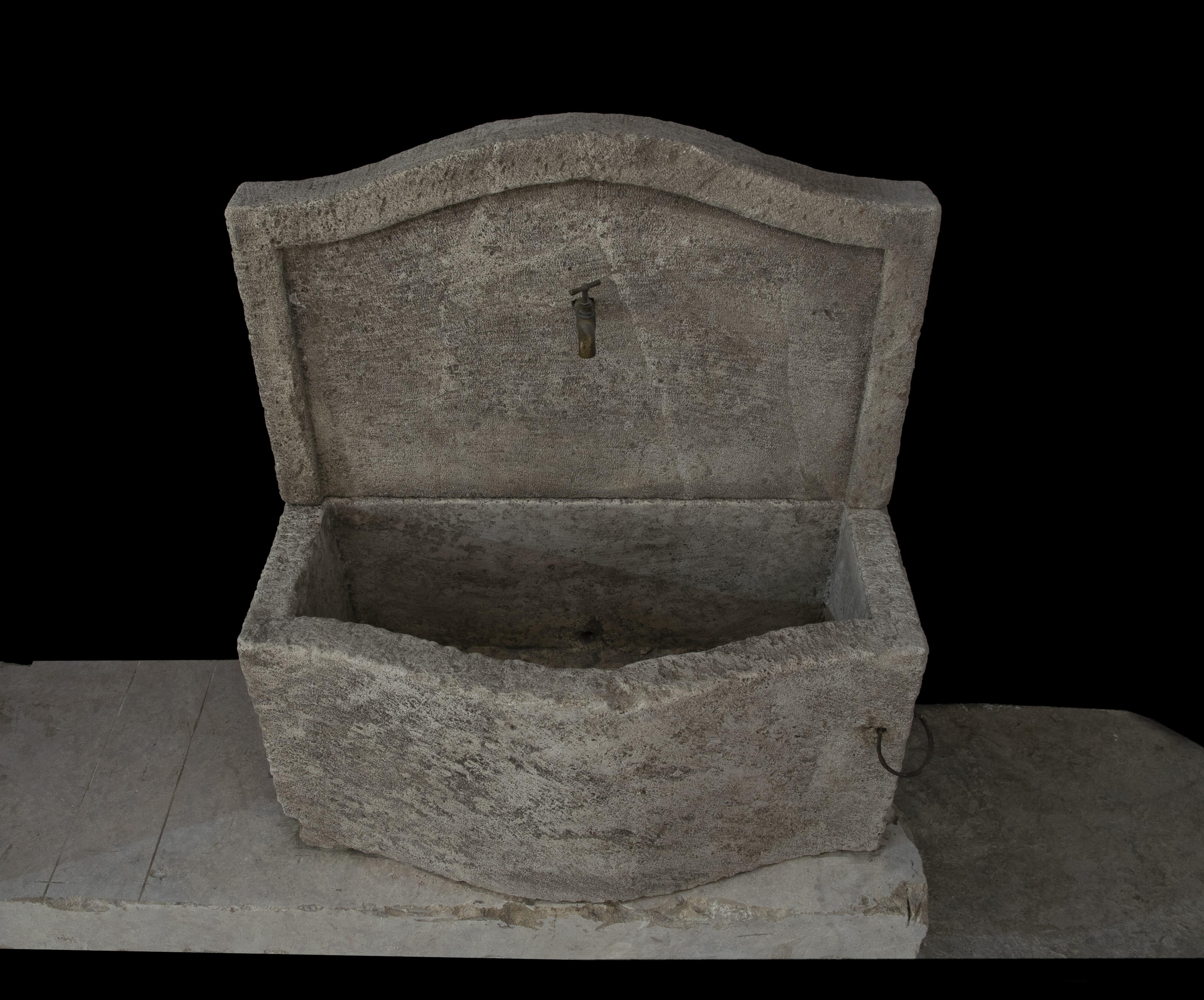 Schöner antiker, aufgearbeiteter Wandbrunnen aus altem Kalkstein aus dem Mittelmeerraum – Toskana – Mittelmeerraum (Französisch) im Angebot